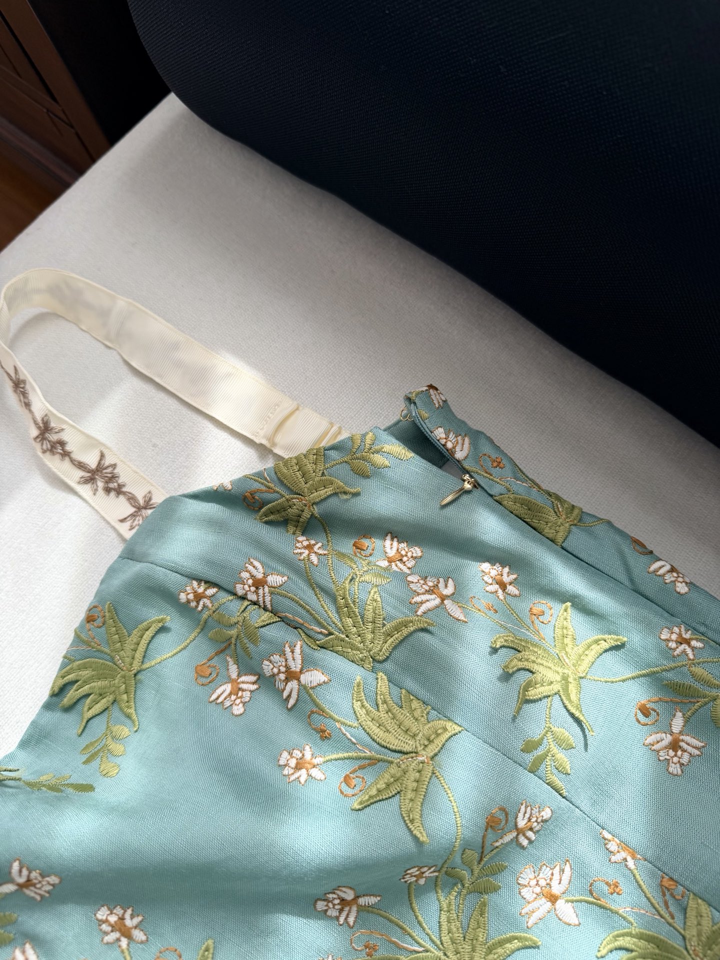 现货‼️‼️/花野刺绣连衣裙✨全身立体贴花工艺，超重磅精致，肩带上也是绣花，亚麻材质舒适又很显品质，夏季