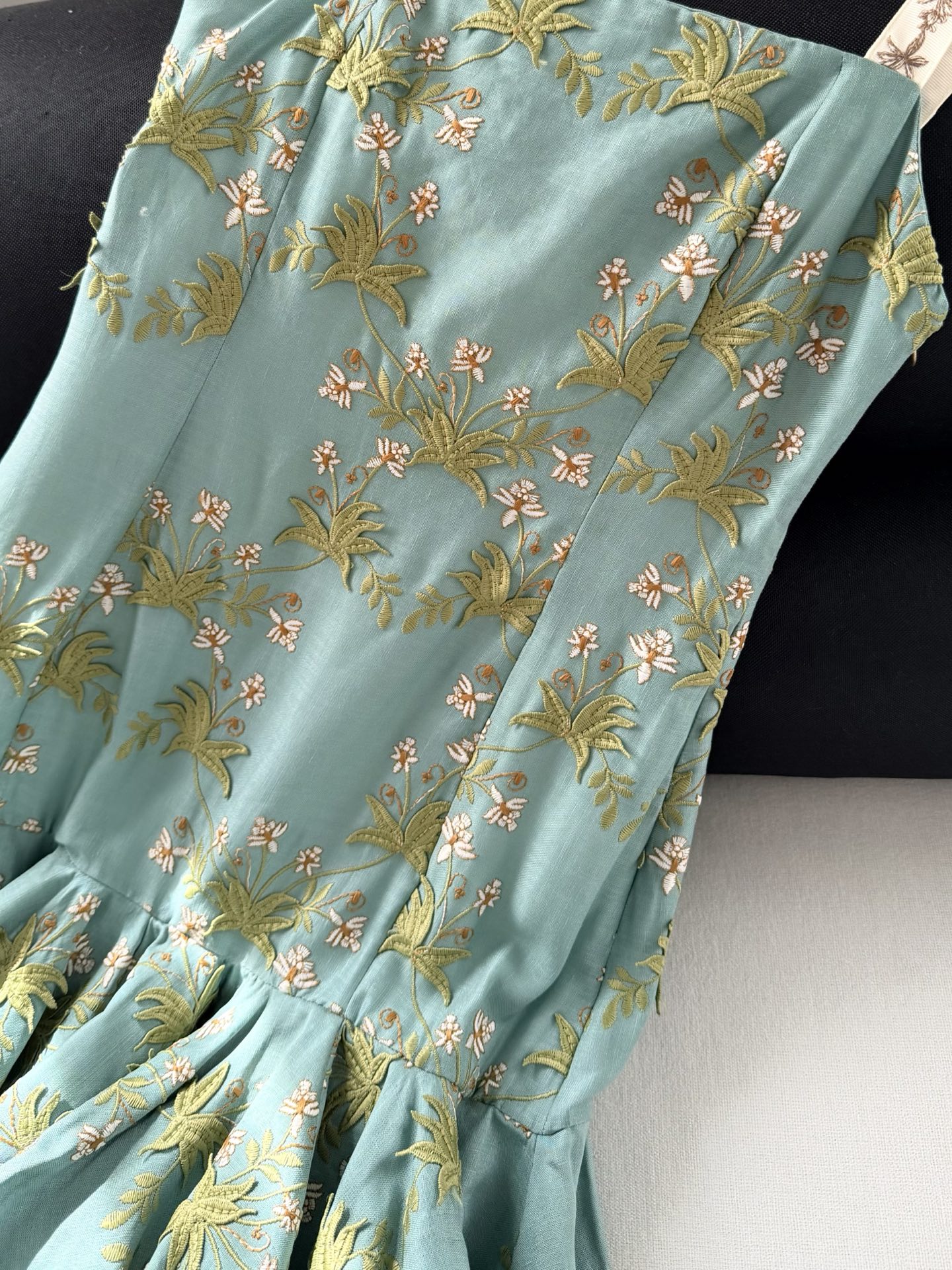 现货‼️‼️/花野刺绣连衣裙✨全身立体贴花工艺，超重磅精致，肩带上也是绣花，亚麻材质舒适又很显品质，夏季