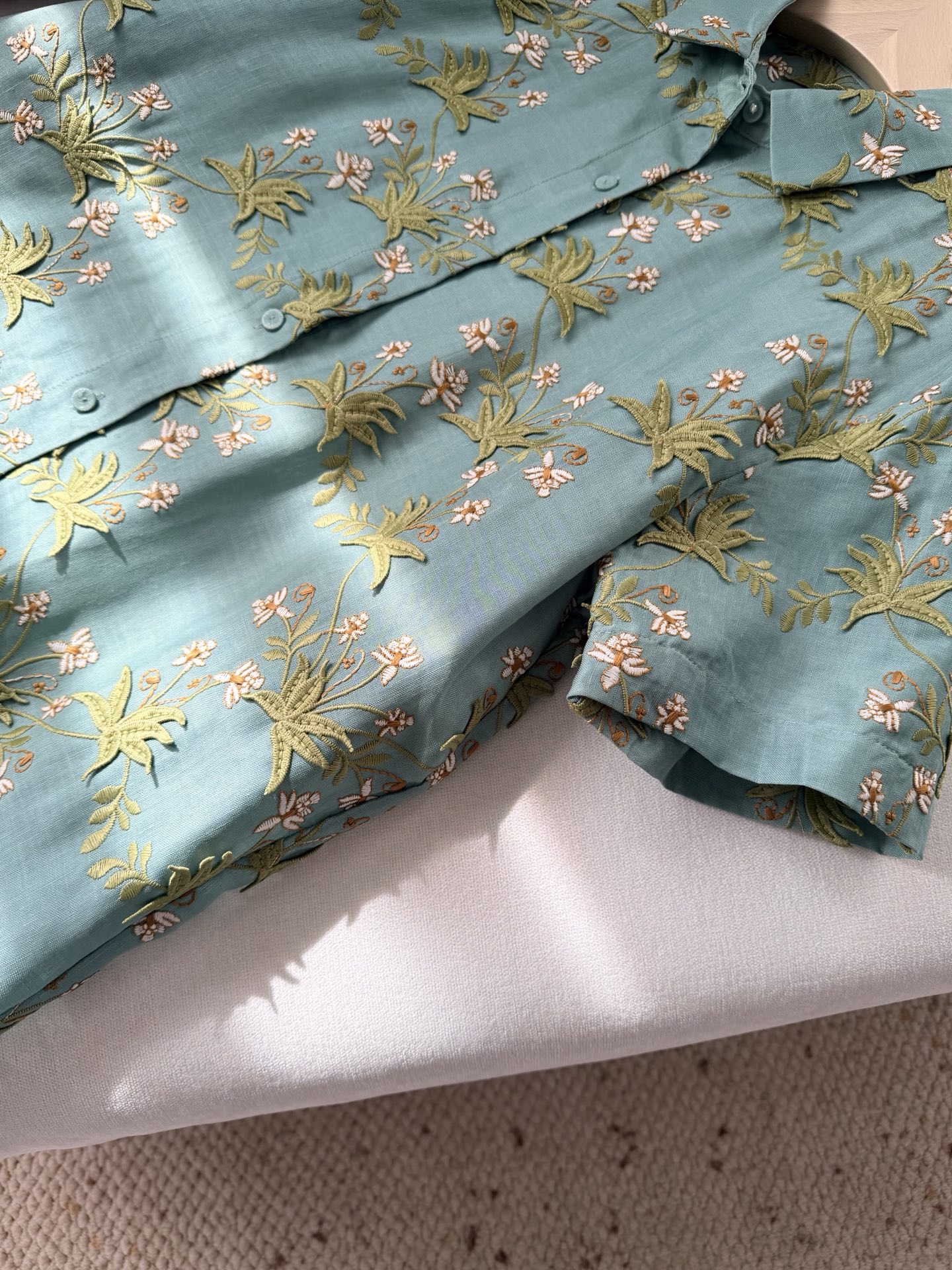 现货‼️‼️/花野刺绣衬衫✨全身立体贴花工艺，超重磅精致，上身很舒服自在这款的版型也是宽松的，对身材的要