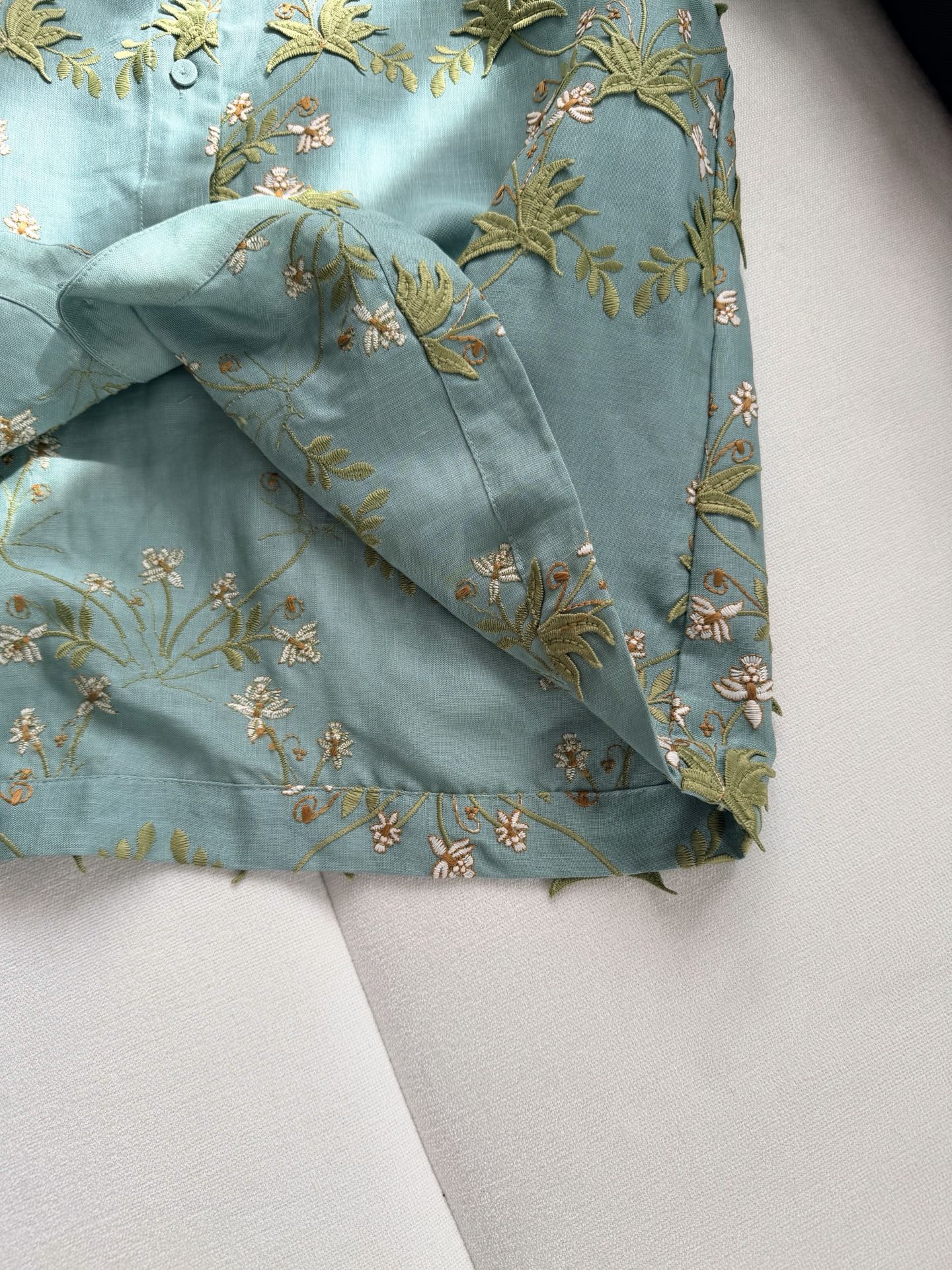 现货‼️‼️/花野刺绣衬衫✨全身立体贴花工艺，超重磅精致，上身很舒服自在这款的版型也是宽松的，对身材的要