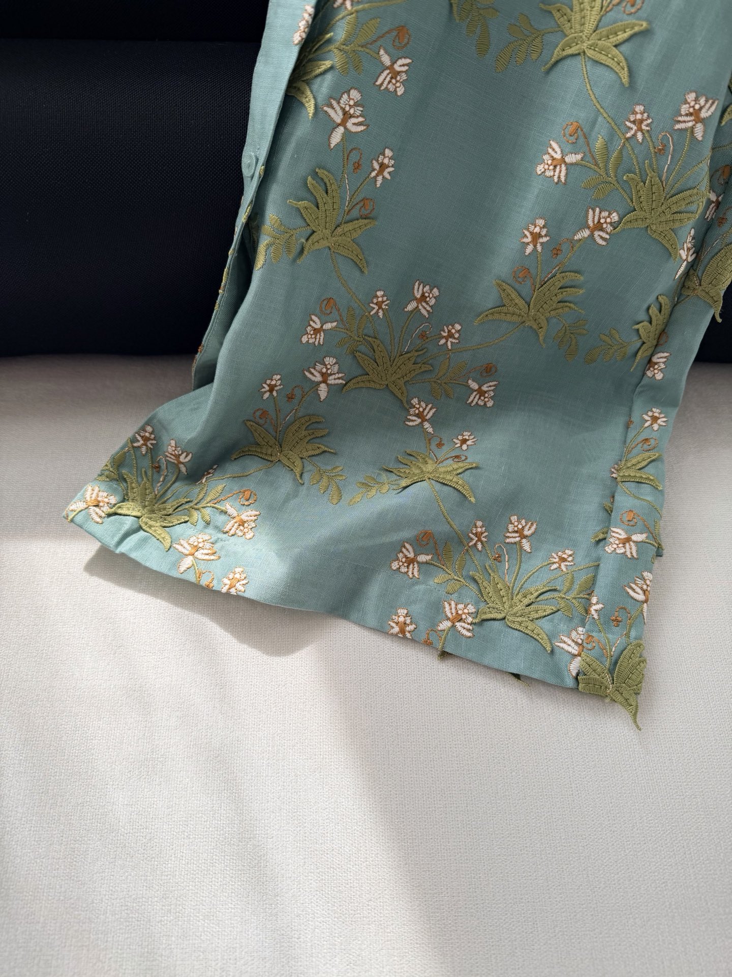 现货‼️‼️/花野刺绣衬衫✨全身立体贴花工艺，超重磅精致，上身很舒服自在这款的版型也是宽松的，对身材的要