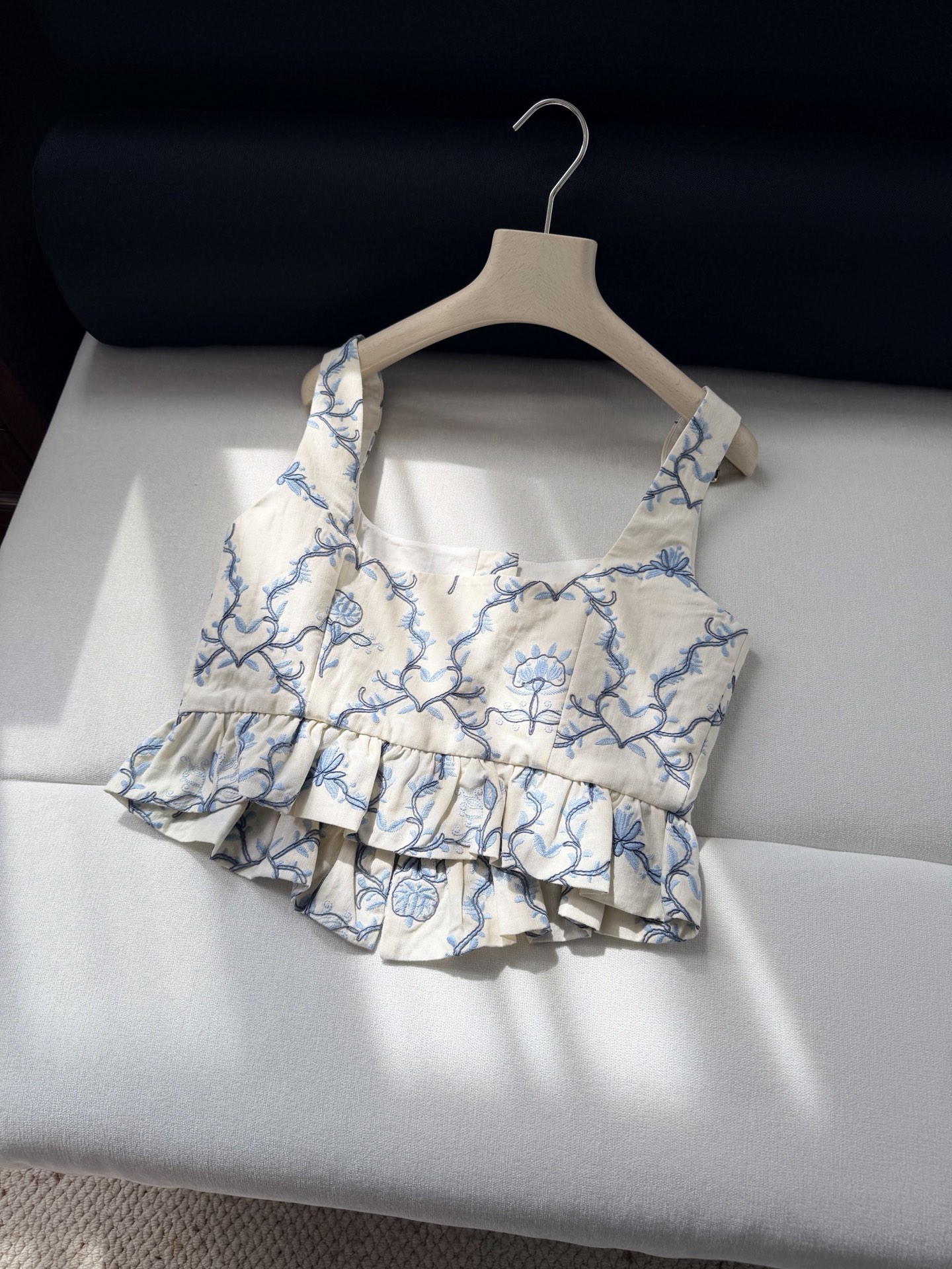 现货‼️‼️/重工盘绣马甲✨全身好几种刺绣叠加，图案也是错错落落，凹凸有致，就更有灵气了，对于这种复杂特