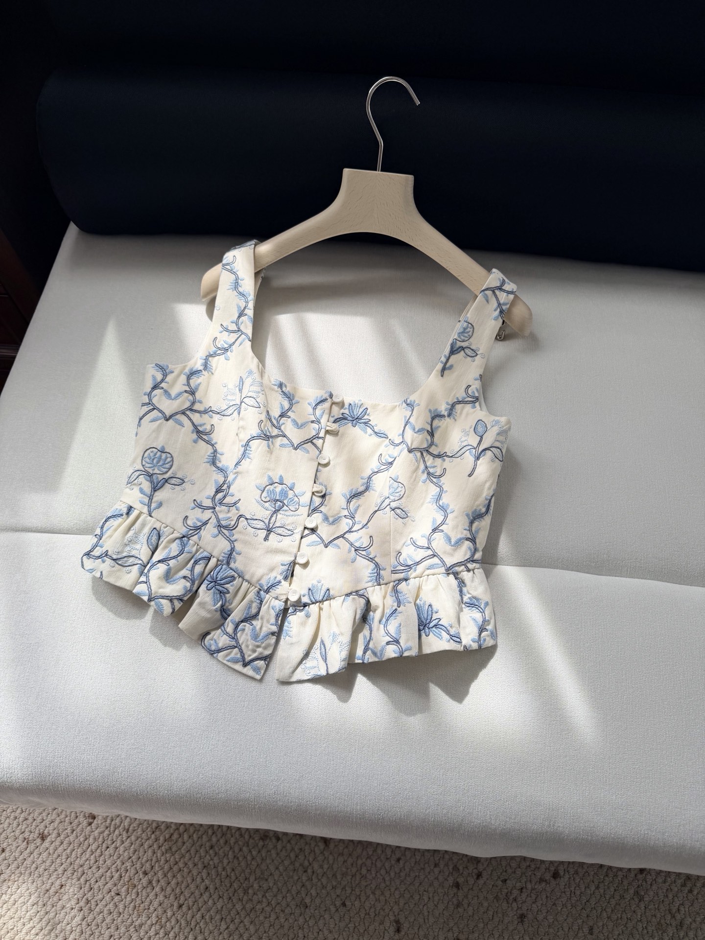 现货‼️‼️/重工盘绣马甲✨全身好几种刺绣叠加，图案也是错错落落，凹凸有致，就更有灵气了，对于这种复杂特