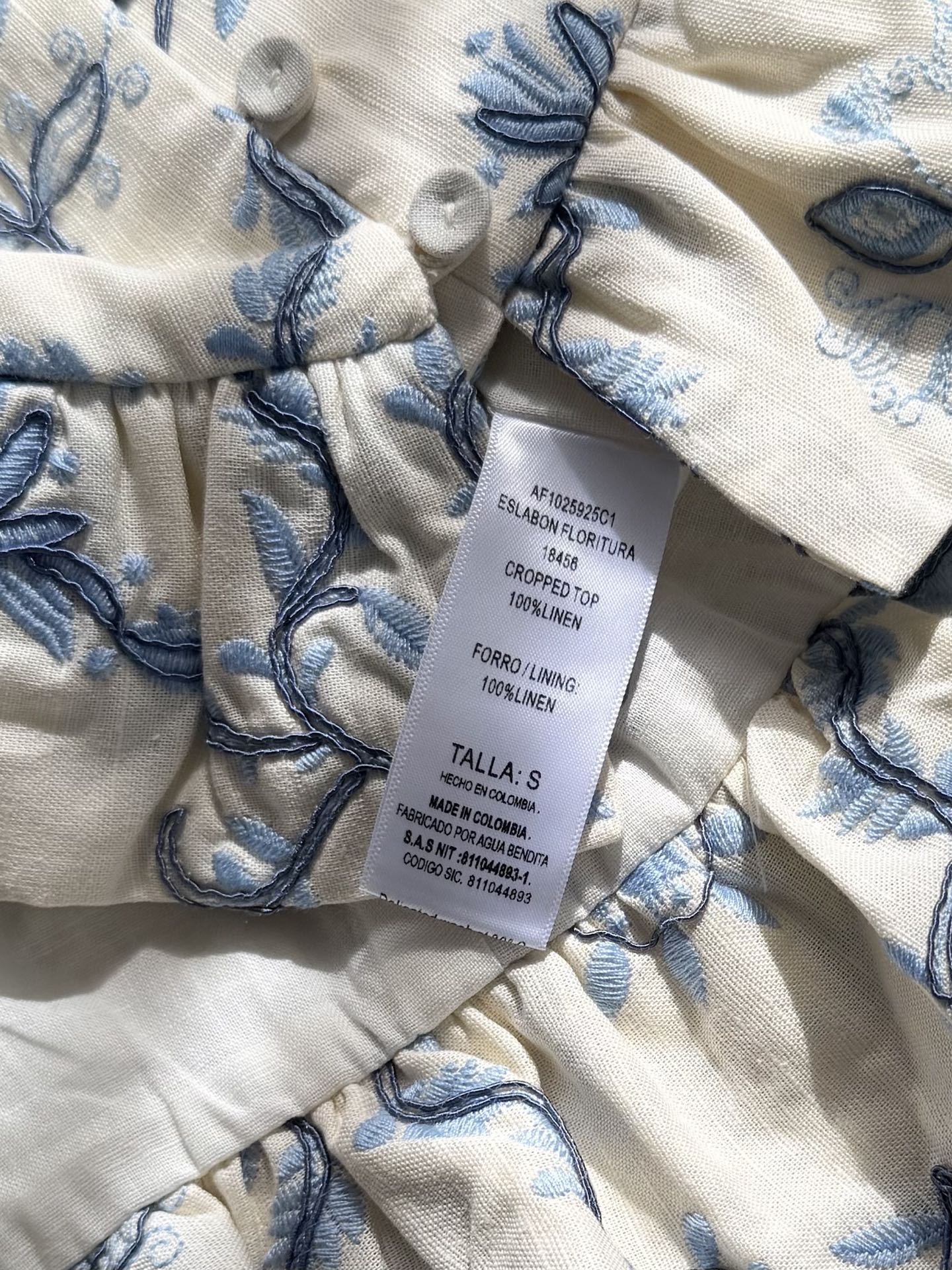 现货‼️‼️/重工盘绣马甲✨全身好几种刺绣叠加，图案也是错错落落，凹凸有致，就更有灵气了，对于这种复杂特