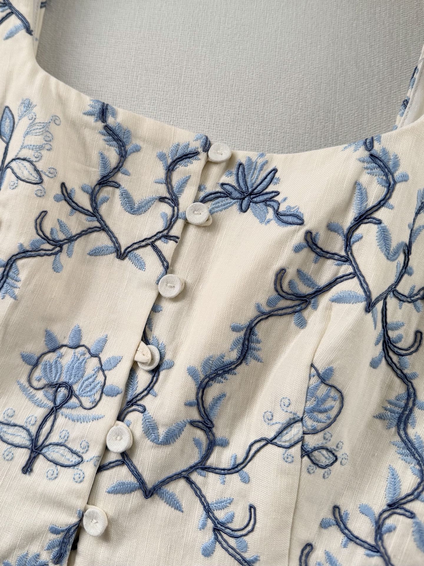 现货‼️‼️/重工盘绣马甲✨全身好几种刺绣叠加，图案也是错错落落，凹凸有致，就更有灵气了，对于这种复杂特