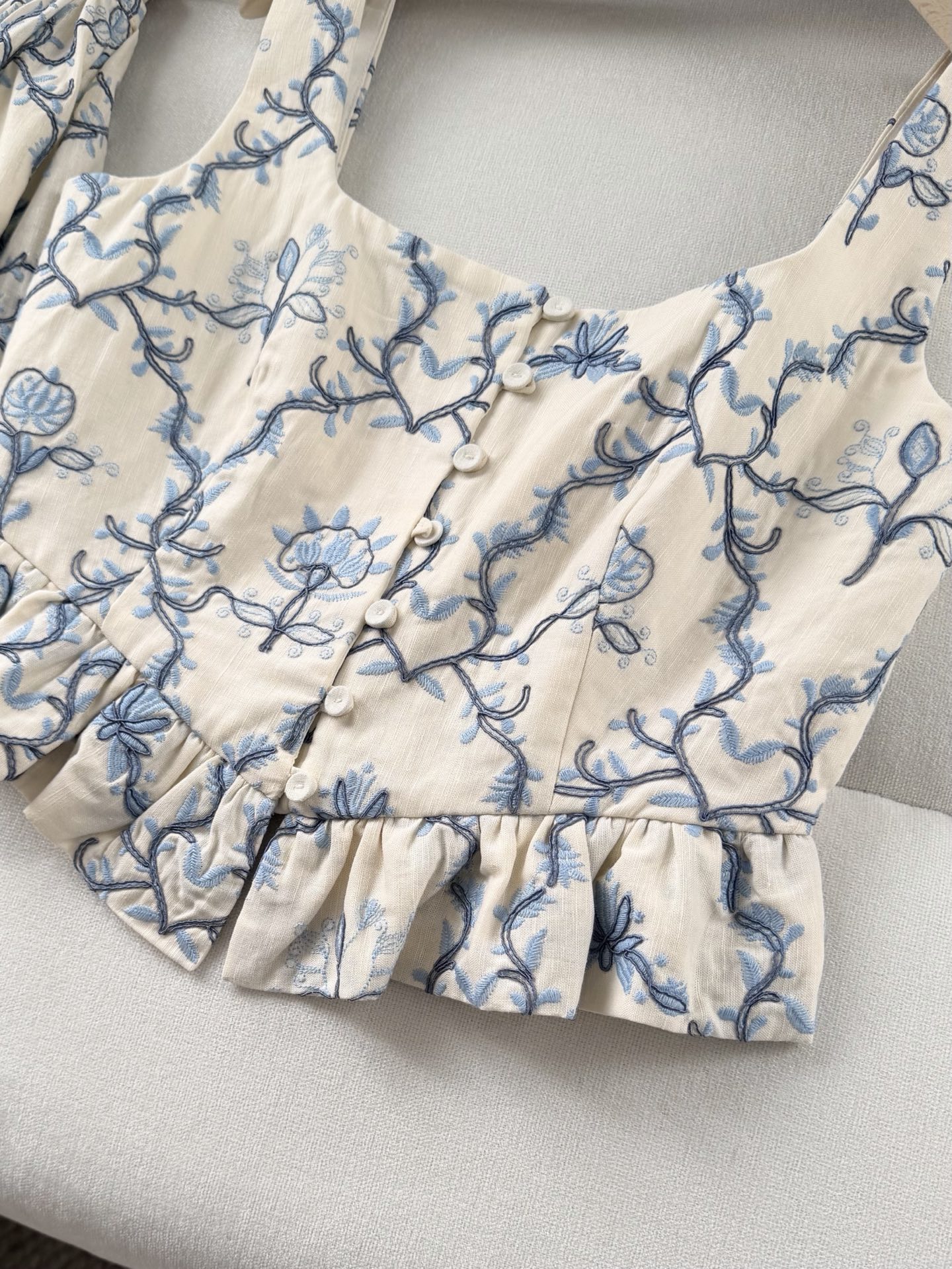 现货‼️‼️/重工盘绣马甲✨全身好几种刺绣叠加，图案也是错错落落，凹凸有致，就更有灵气了，对于这种复杂特