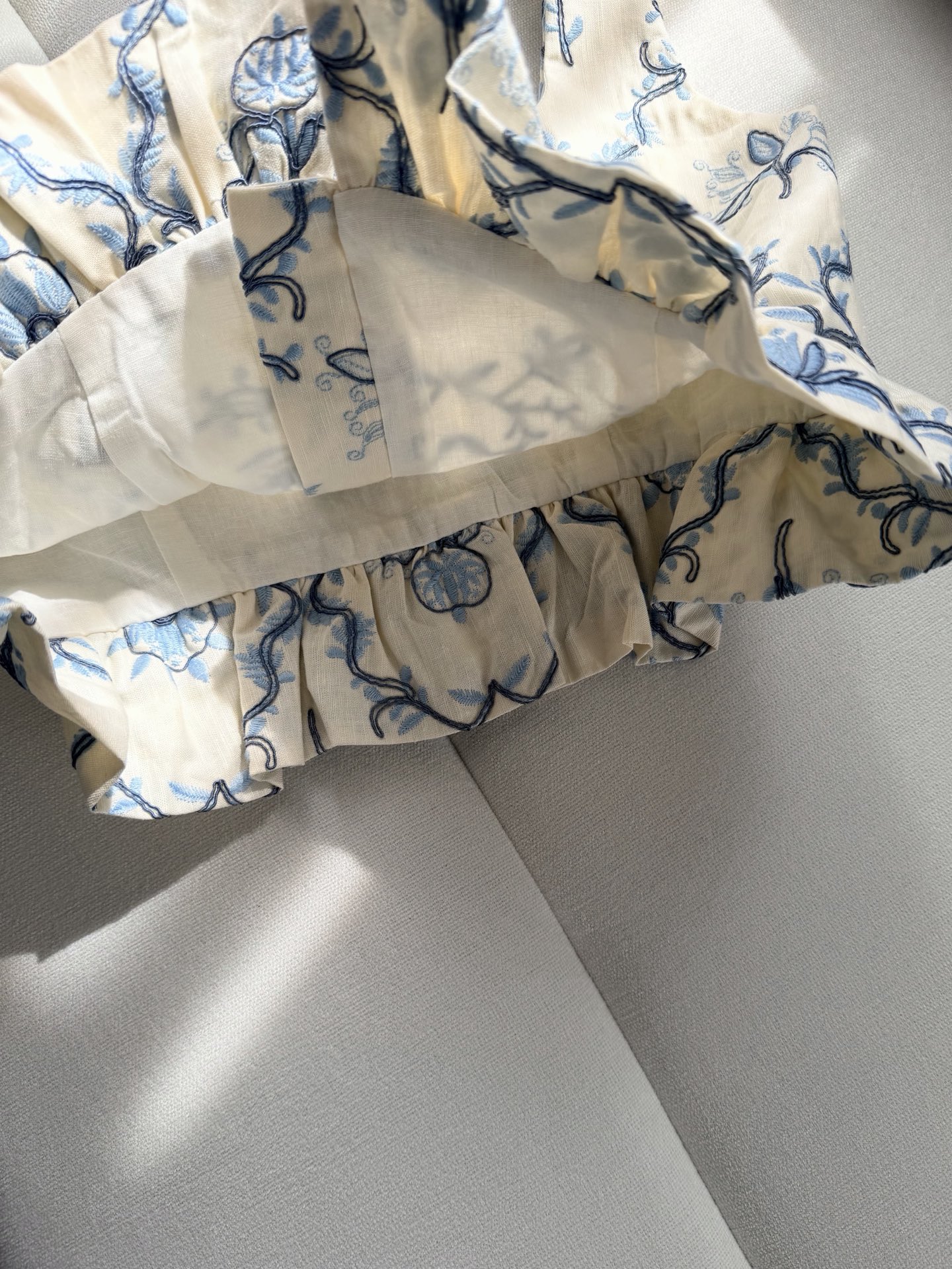 现货‼️‼️/重工盘绣马甲✨全身好几种刺绣叠加，图案也是错错落落，凹凸有致，就更有灵气了，对于这种复杂特