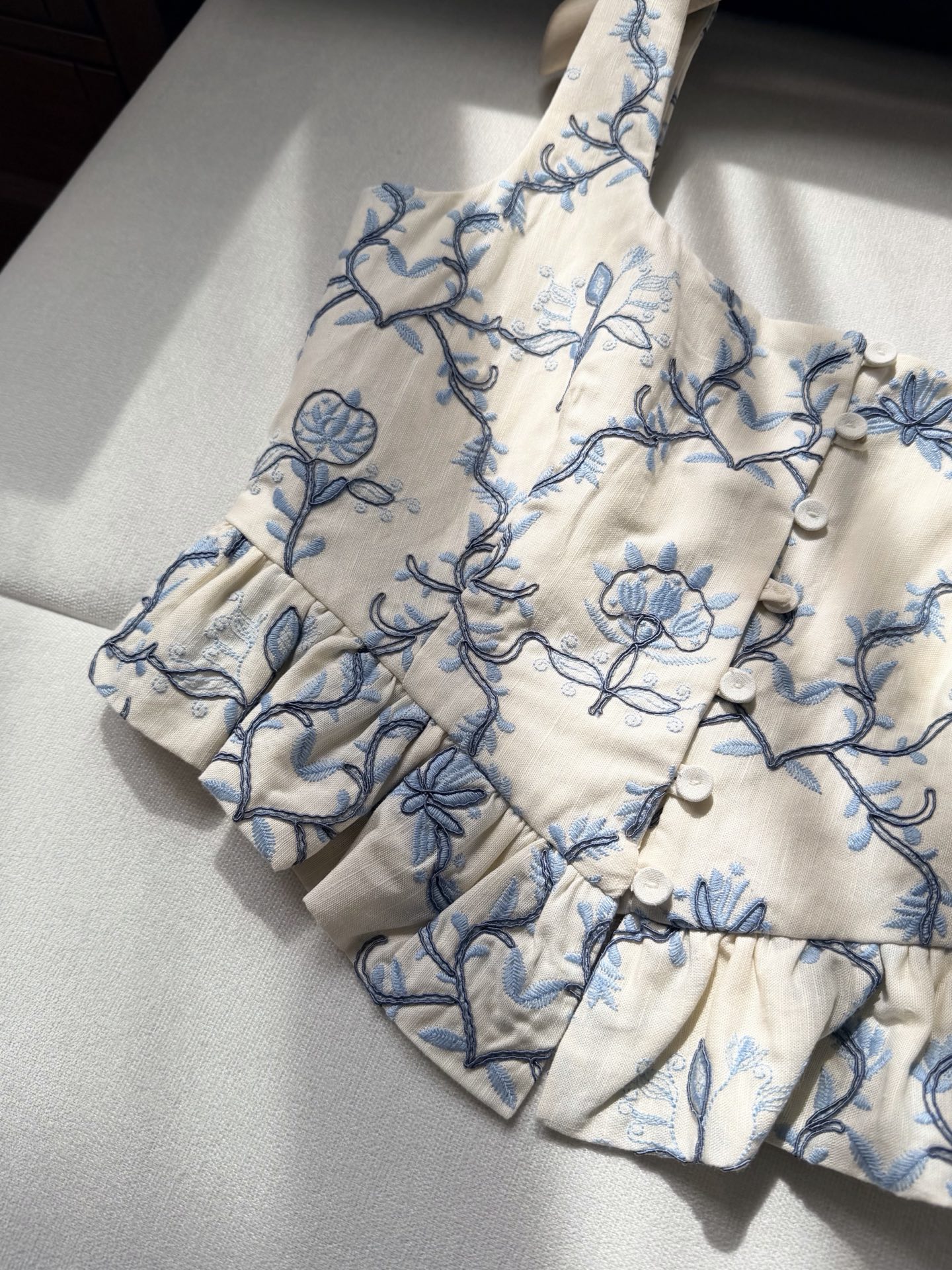 现货‼️‼️/重工盘绣马甲✨全身好几种刺绣叠加，图案也是错错落落，凹凸有致，就更有灵气了，对于这种复杂特