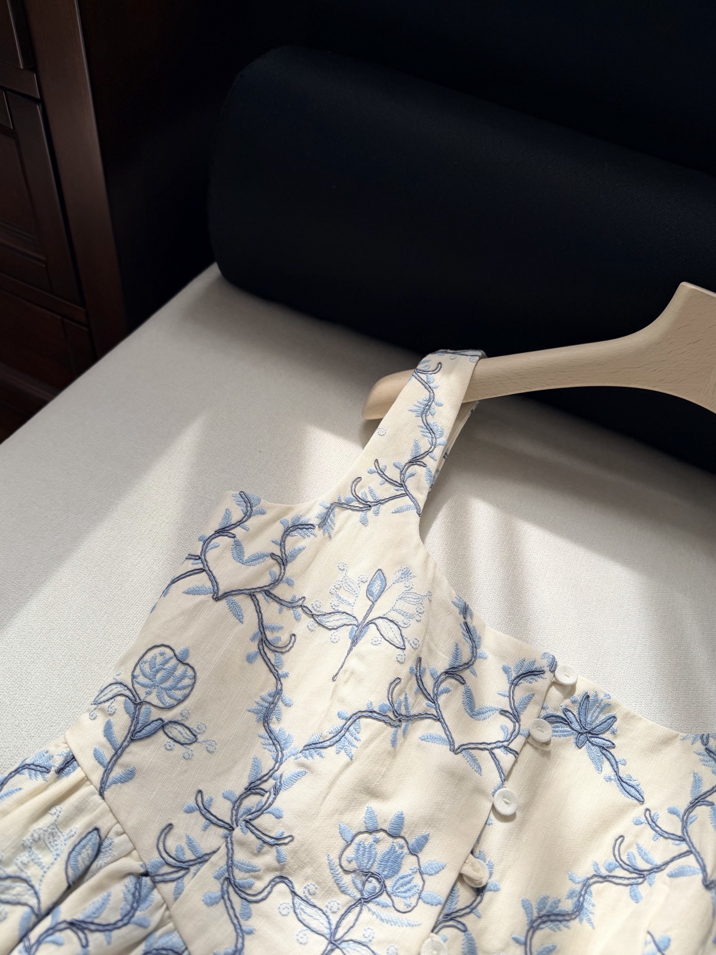 现货‼️‼️/重工盘绣马甲✨全身好几种刺绣叠加，图案也是错错落落，凹凸有致，就更有灵气了，对于这种复杂特