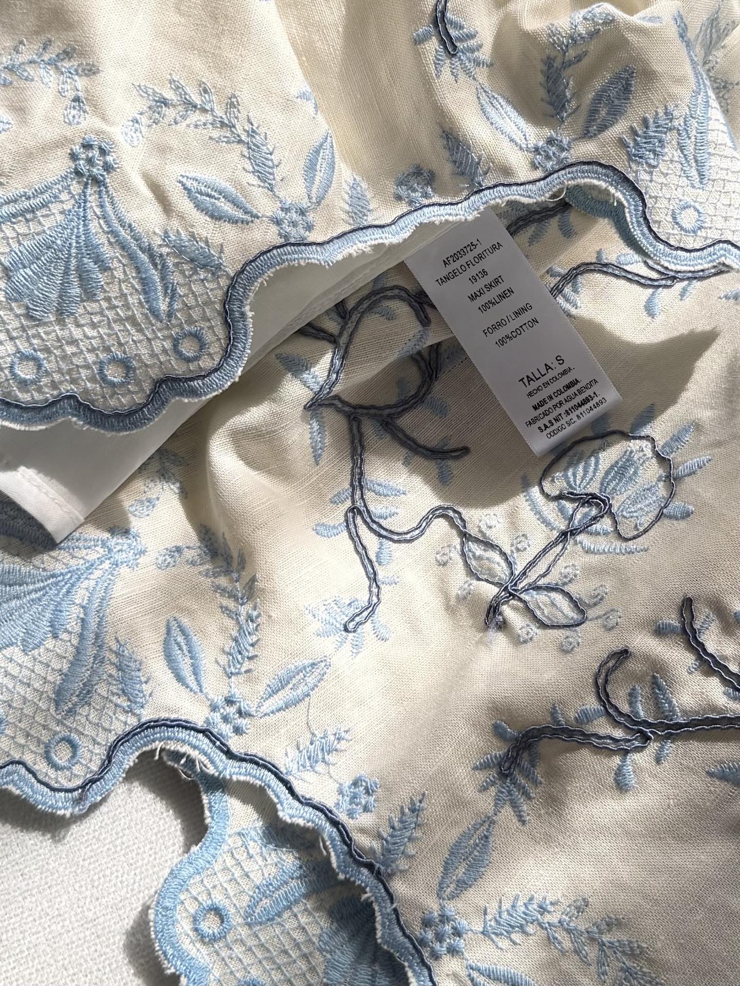 现货‼️‼️/重工盘绣半裙✨全身好几种刺绣叠加，图案也是错错落落，凹凸有致，就更有灵气了，对于这种复杂特