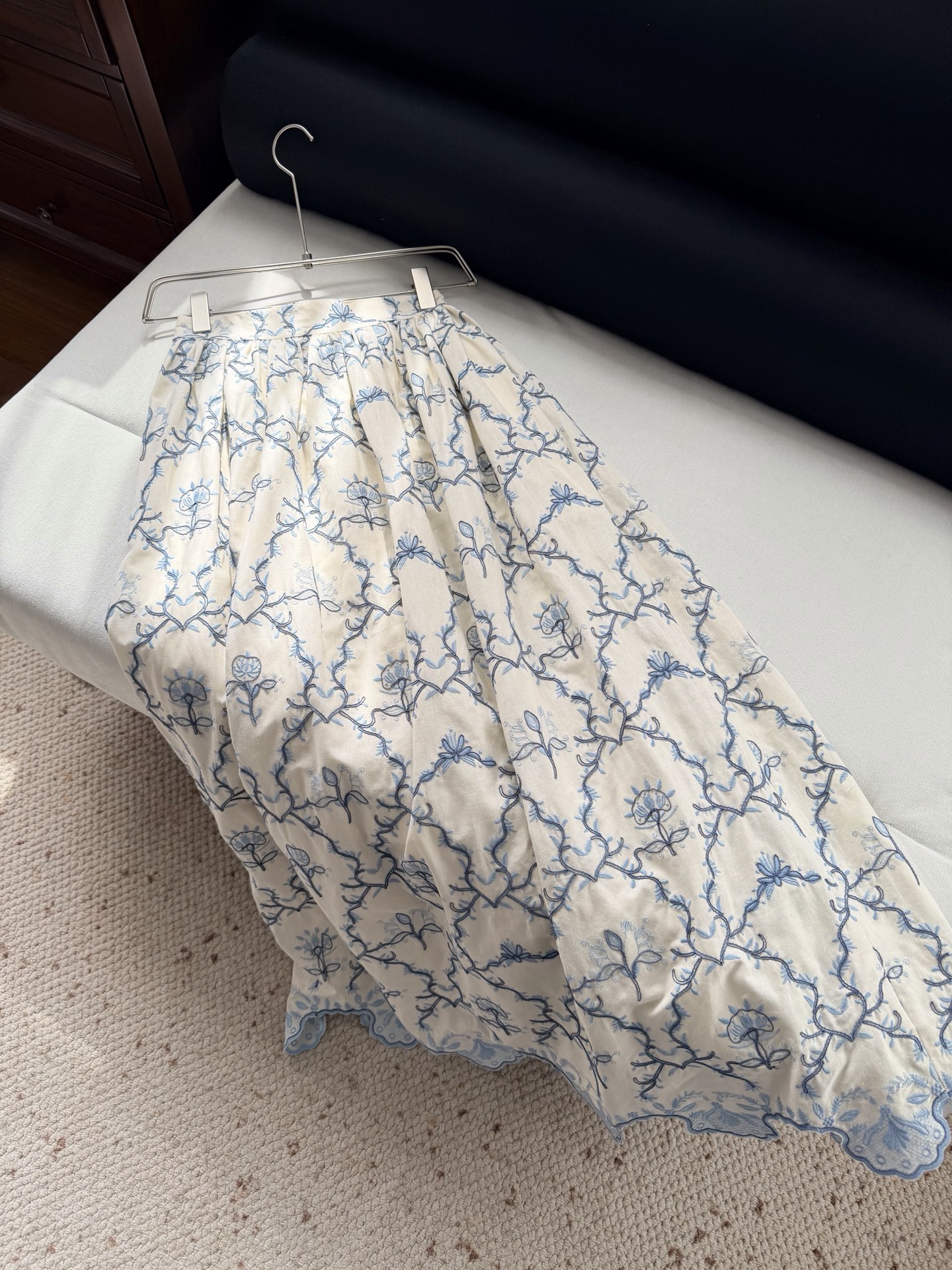 现货‼️‼️/重工盘绣半裙✨全身好几种刺绣叠加，图案也是错错落落，凹凸有致，就更有灵气了，对于这种复杂特