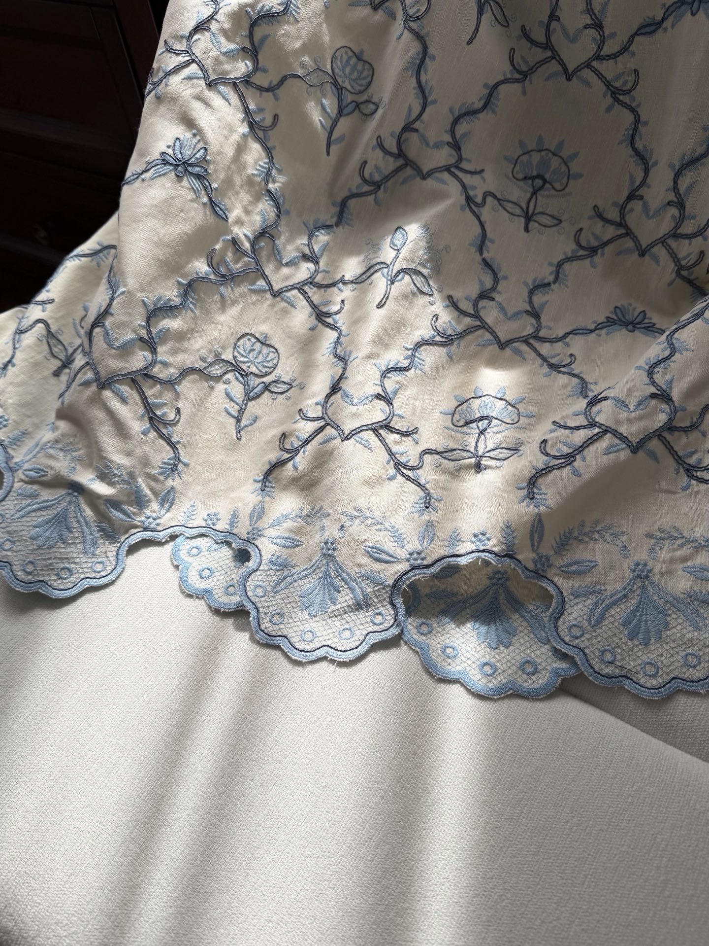 现货‼️‼️/重工盘绣半裙✨全身好几种刺绣叠加，图案也是错错落落，凹凸有致，就更有灵气了，对于这种复杂特