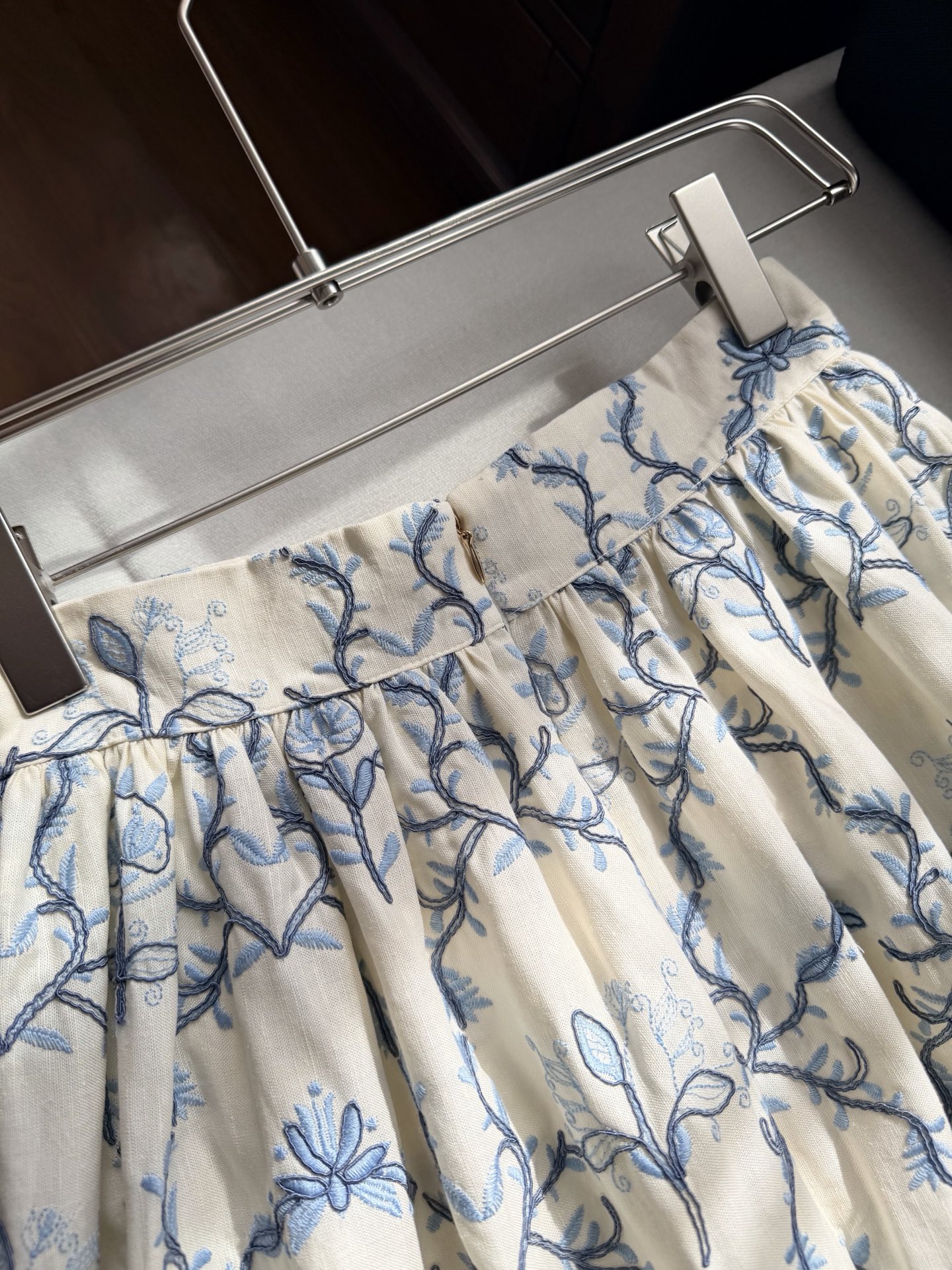 现货‼️‼️/重工盘绣半裙✨全身好几种刺绣叠加，图案也是错错落落，凹凸有致，就更有灵气了，对于这种复杂特