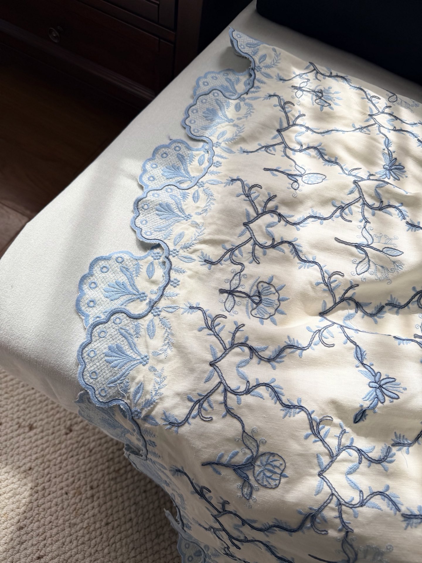 现货‼️‼️/重工盘绣半裙✨全身好几种刺绣叠加，图案也是错错落落，凹凸有致，就更有灵气了，对于这种复杂特