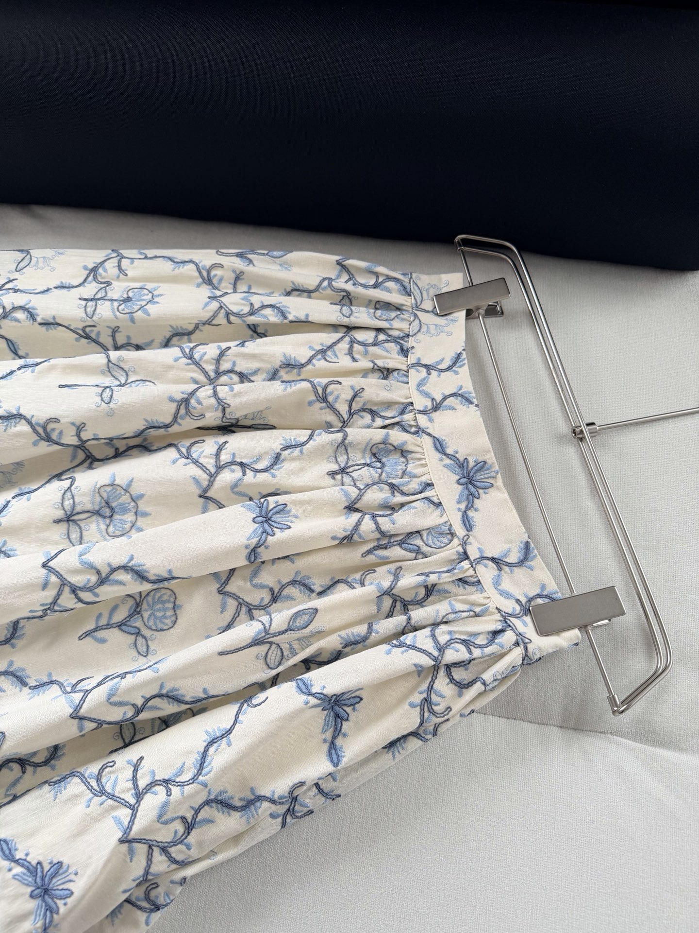 现货‼️‼️/重工盘绣半裙✨全身好几种刺绣叠加，图案也是错错落落，凹凸有致，就更有灵气了，对于这种复杂特