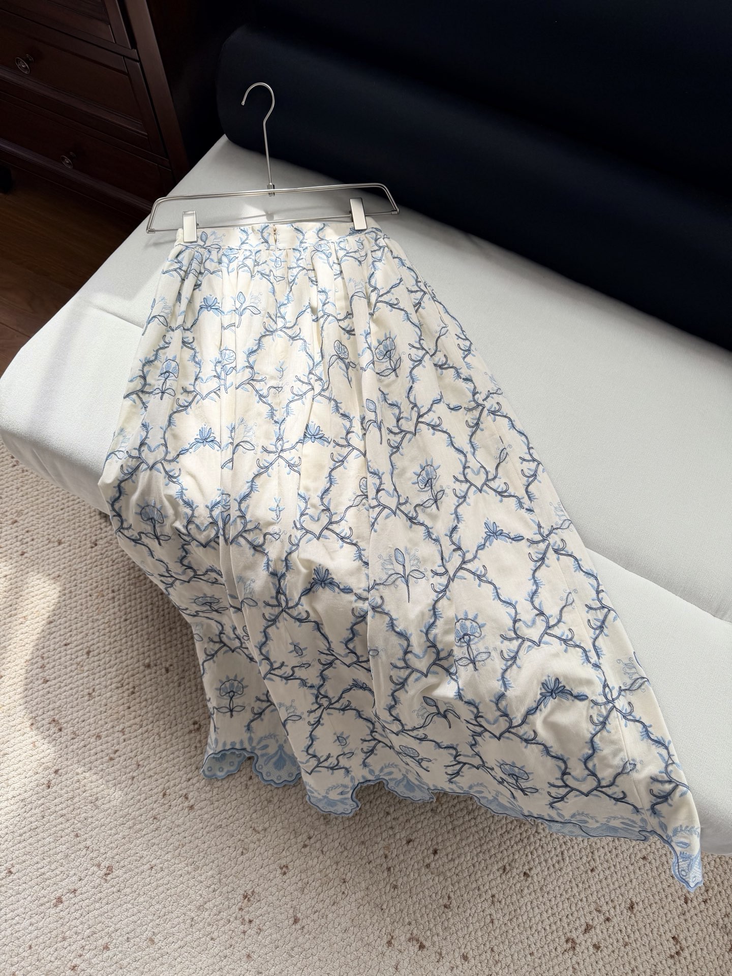 现货‼️‼️/重工盘绣半裙✨全身好几种刺绣叠加，图案也是错错落落，凹凸有致，就更有灵气了，对于这种复杂特