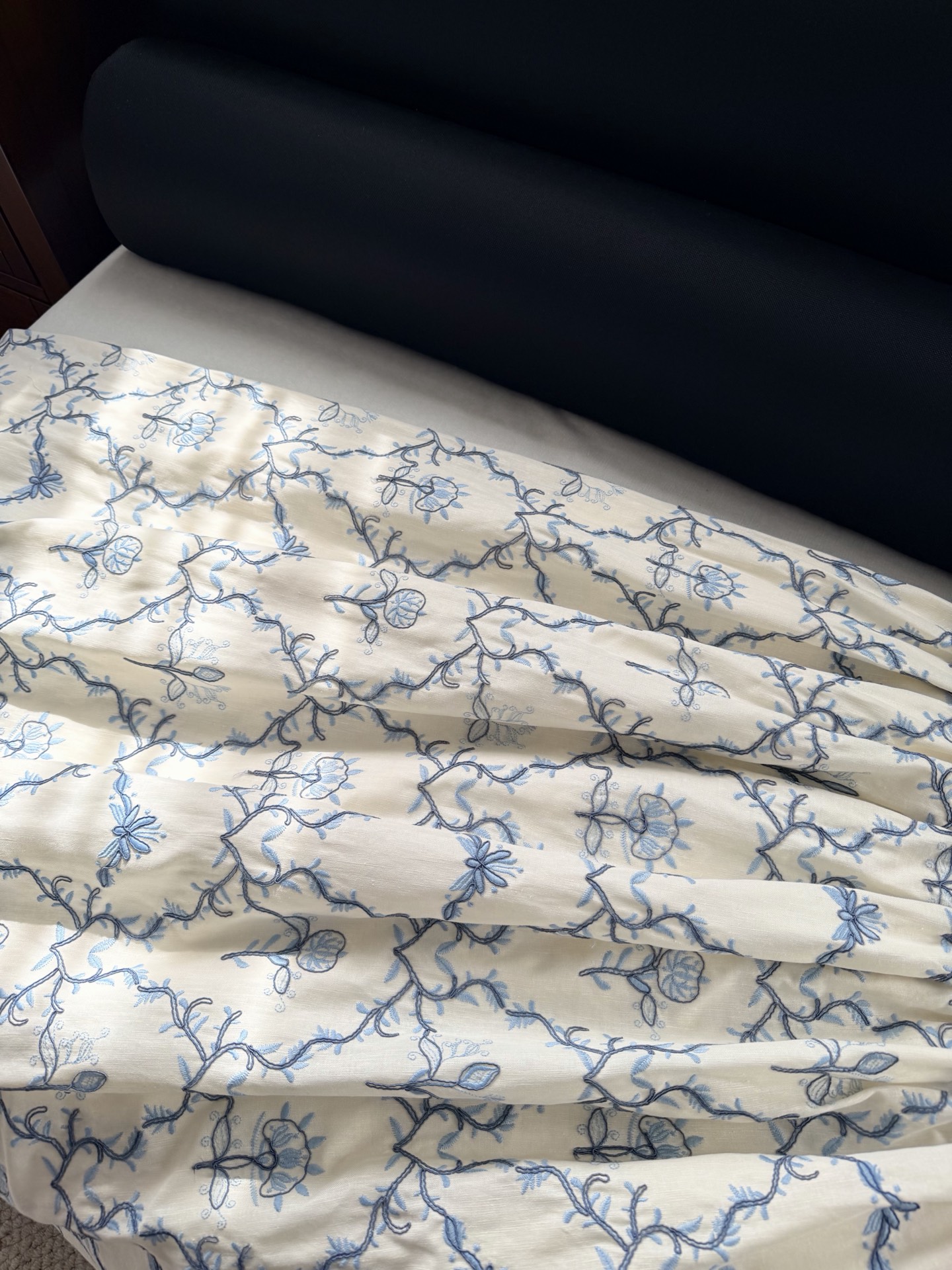 现货‼️‼️/重工盘绣半裙✨全身好几种刺绣叠加，图案也是错错落落，凹凸有致，就更有灵气了，对于这种复杂特