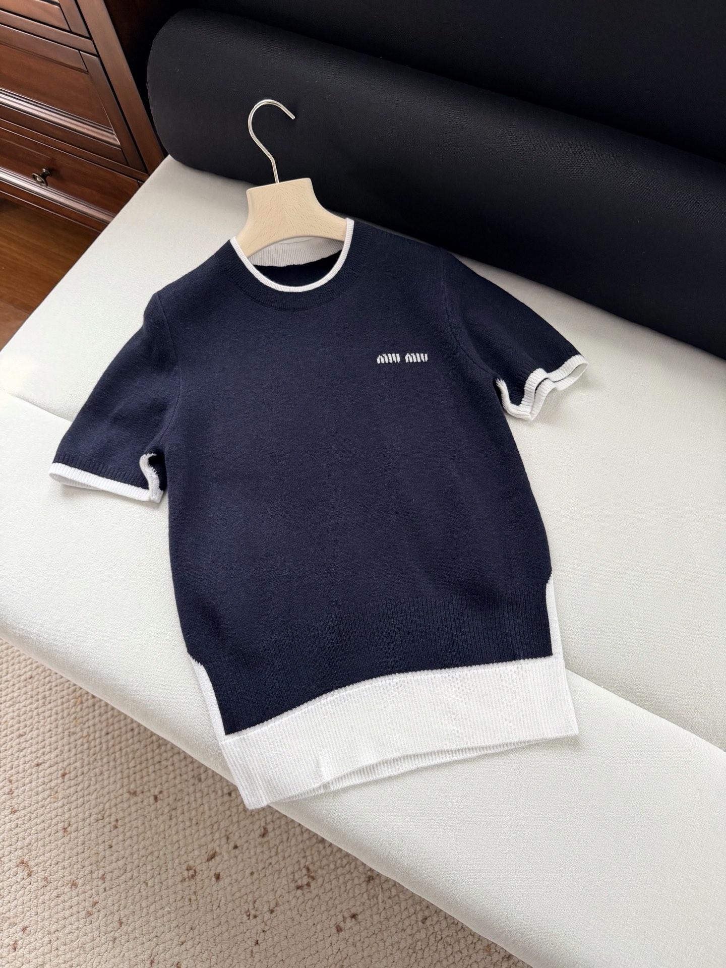 现货‼️‼️/撞色圆领针织衫✨蓝拼白色假两件短袖圆领针织上衣，配色很乖又秀气的感觉，羊绒羊毛混纺纱线，面