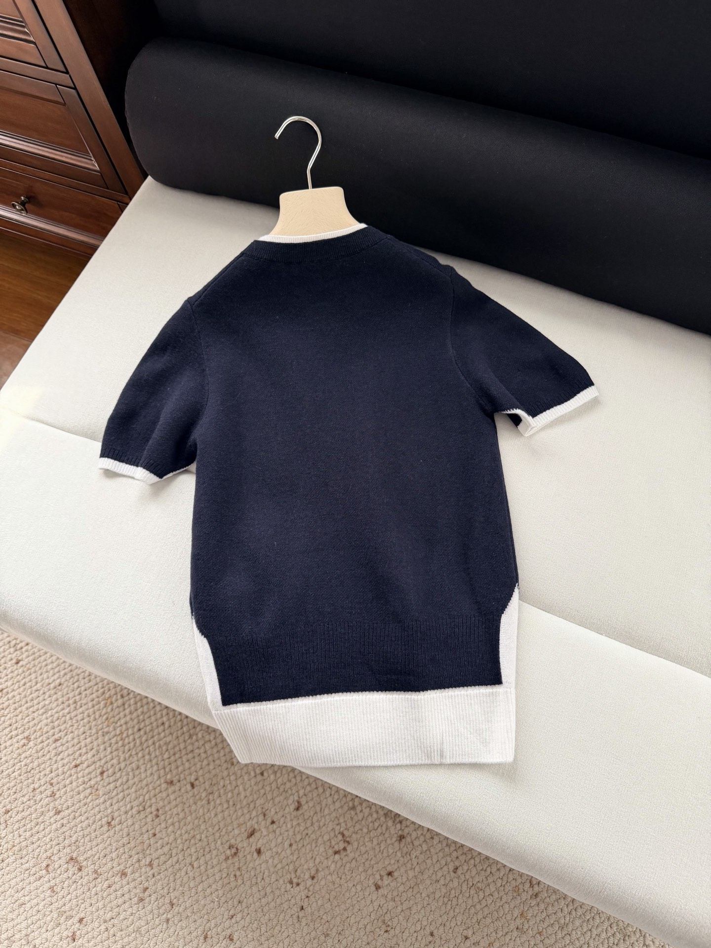 现货‼️‼️/撞色圆领针织衫✨蓝拼白色假两件短袖圆领针织上衣，配色很乖又秀气的感觉，羊绒羊毛混纺纱线，面
