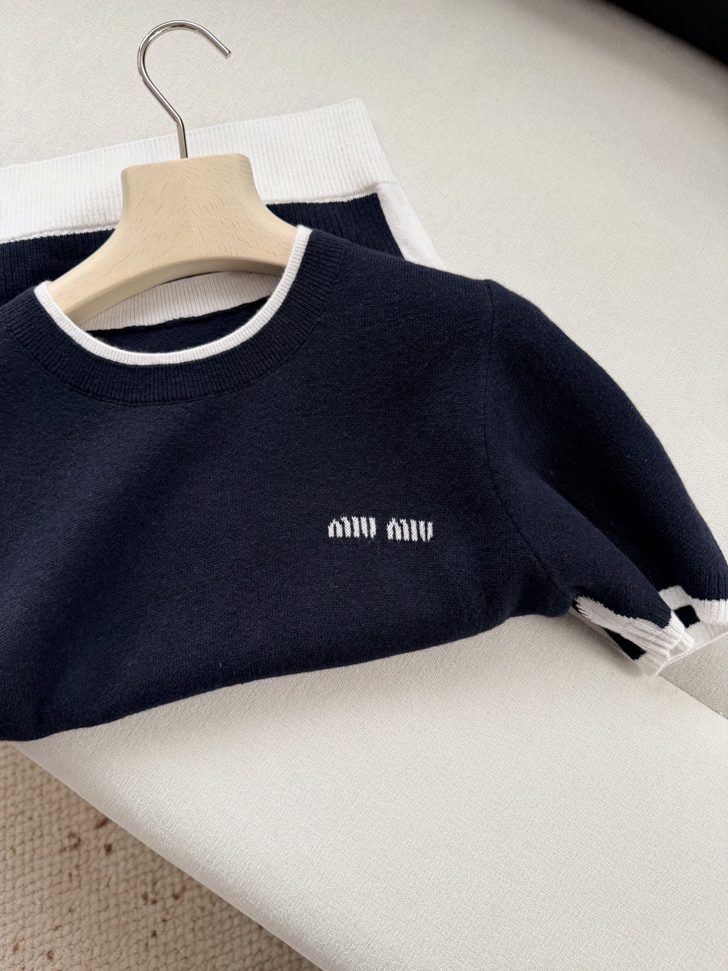 现货‼️‼️/撞色圆领针织衫✨蓝拼白色假两件短袖圆领针织上衣，配色很乖又秀气的感觉，羊绒羊毛混纺纱线，面