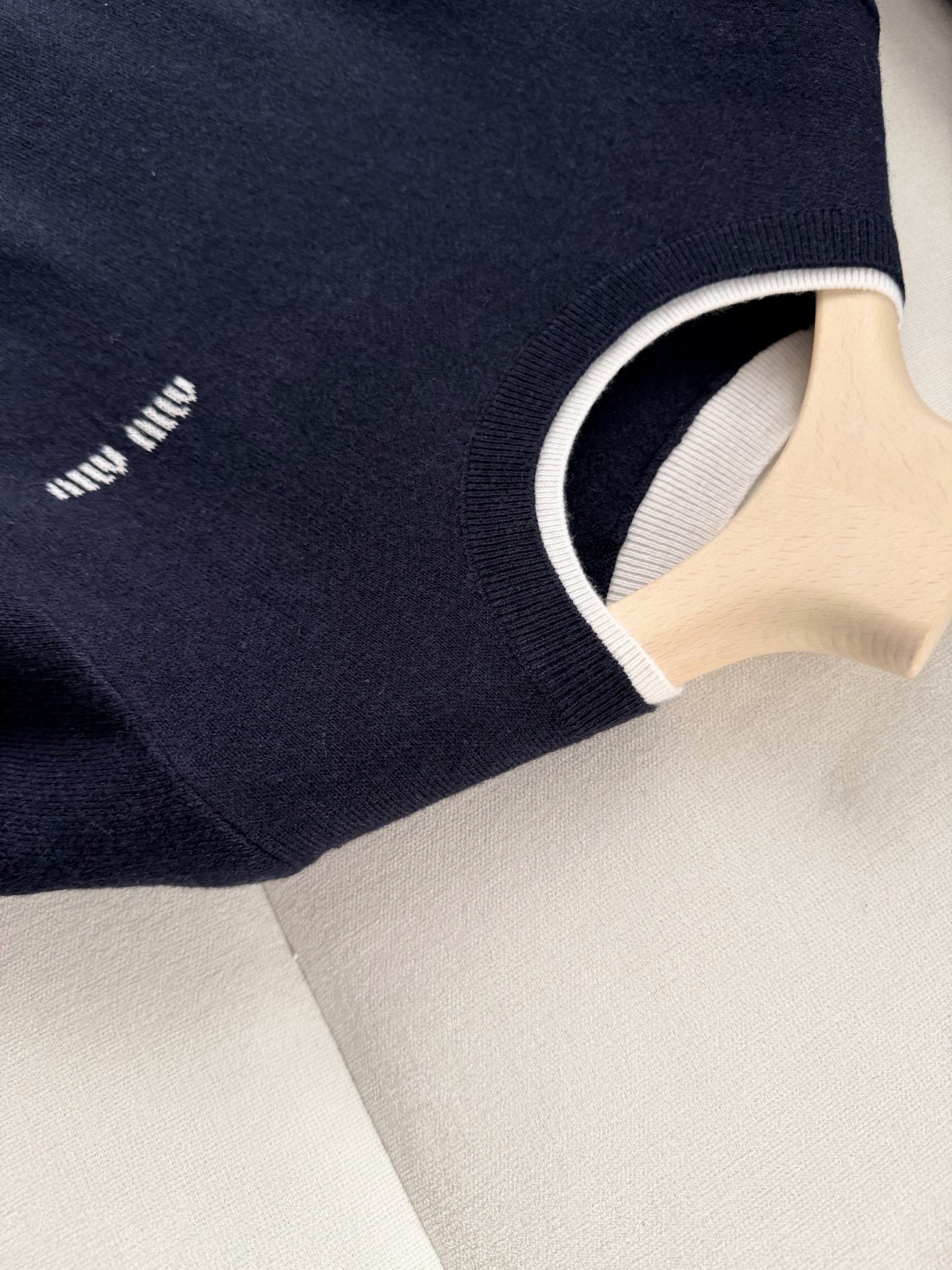 现货‼️‼️/撞色圆领针织衫✨蓝拼白色假两件短袖圆领针织上衣，配色很乖又秀气的感觉，羊绒羊毛混纺纱线，面