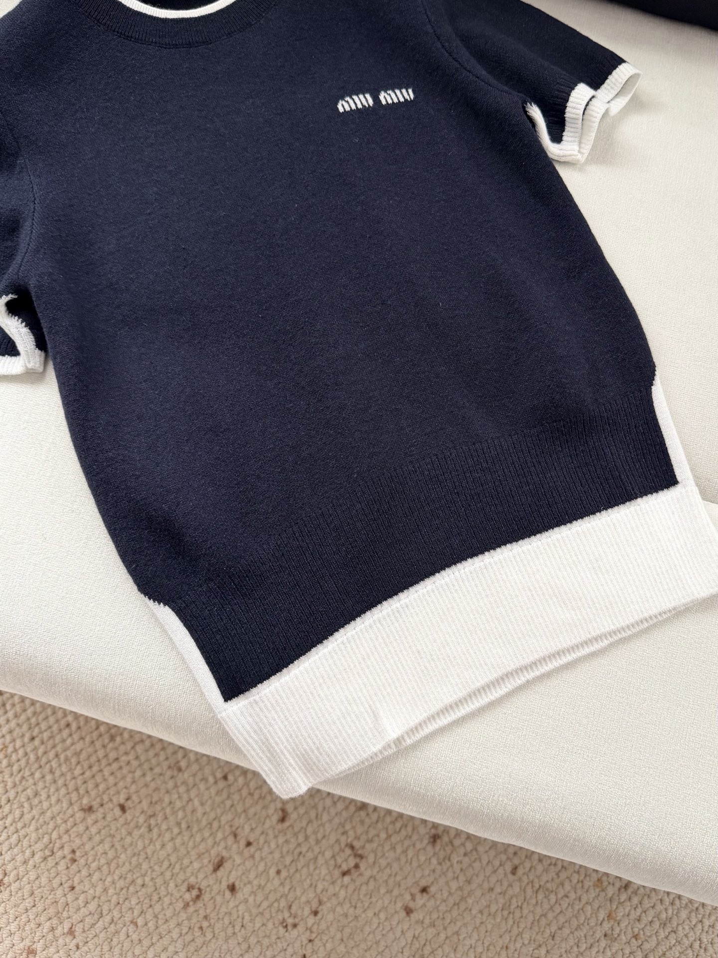 现货‼️‼️/撞色圆领针织衫✨蓝拼白色假两件短袖圆领针织上衣，配色很乖又秀气的感觉，羊绒羊毛混纺纱线，面