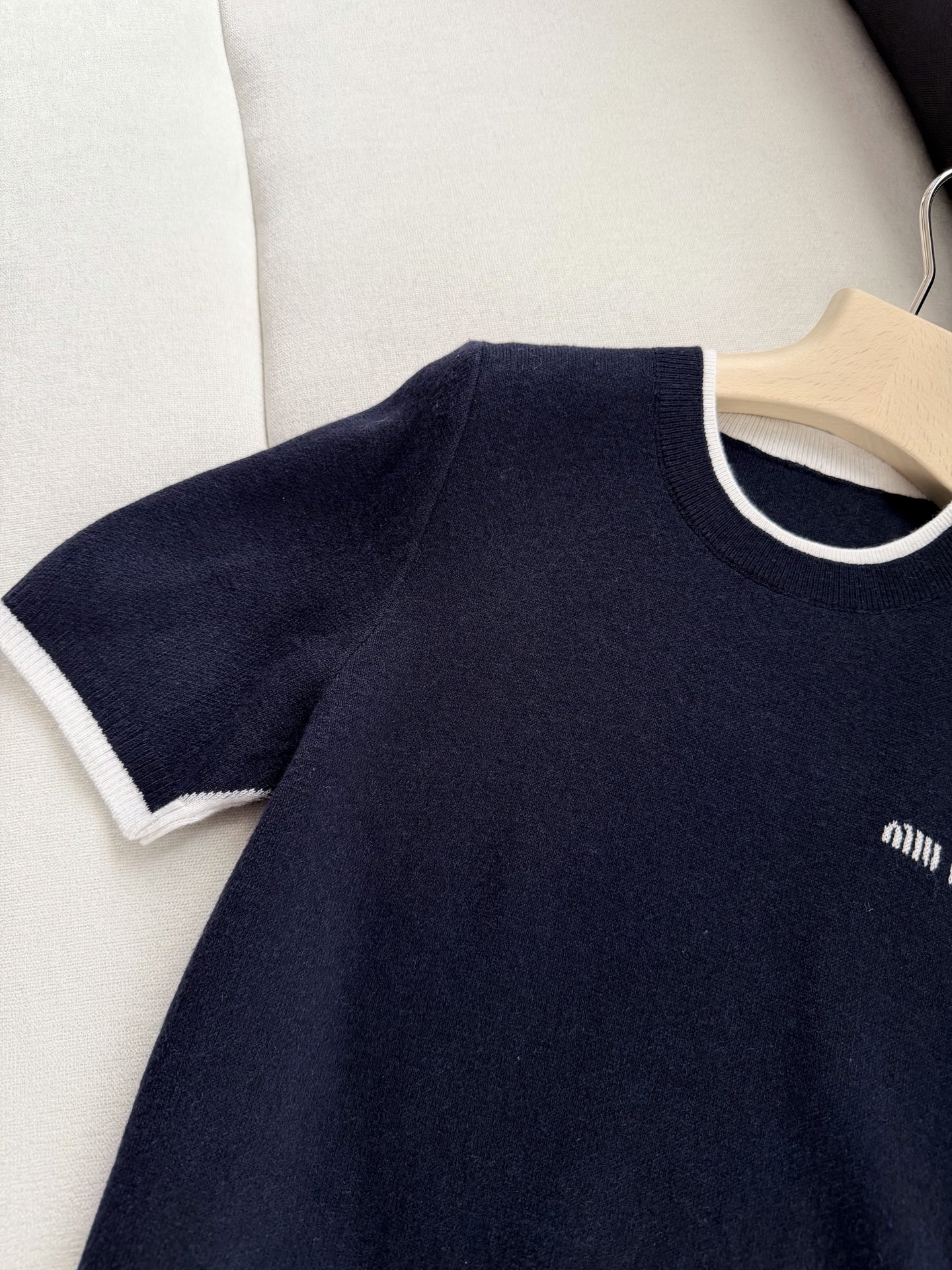 现货‼️‼️/撞色圆领针织衫✨蓝拼白色假两件短袖圆领针织上衣，配色很乖又秀气的感觉，羊绒羊毛混纺纱线，面