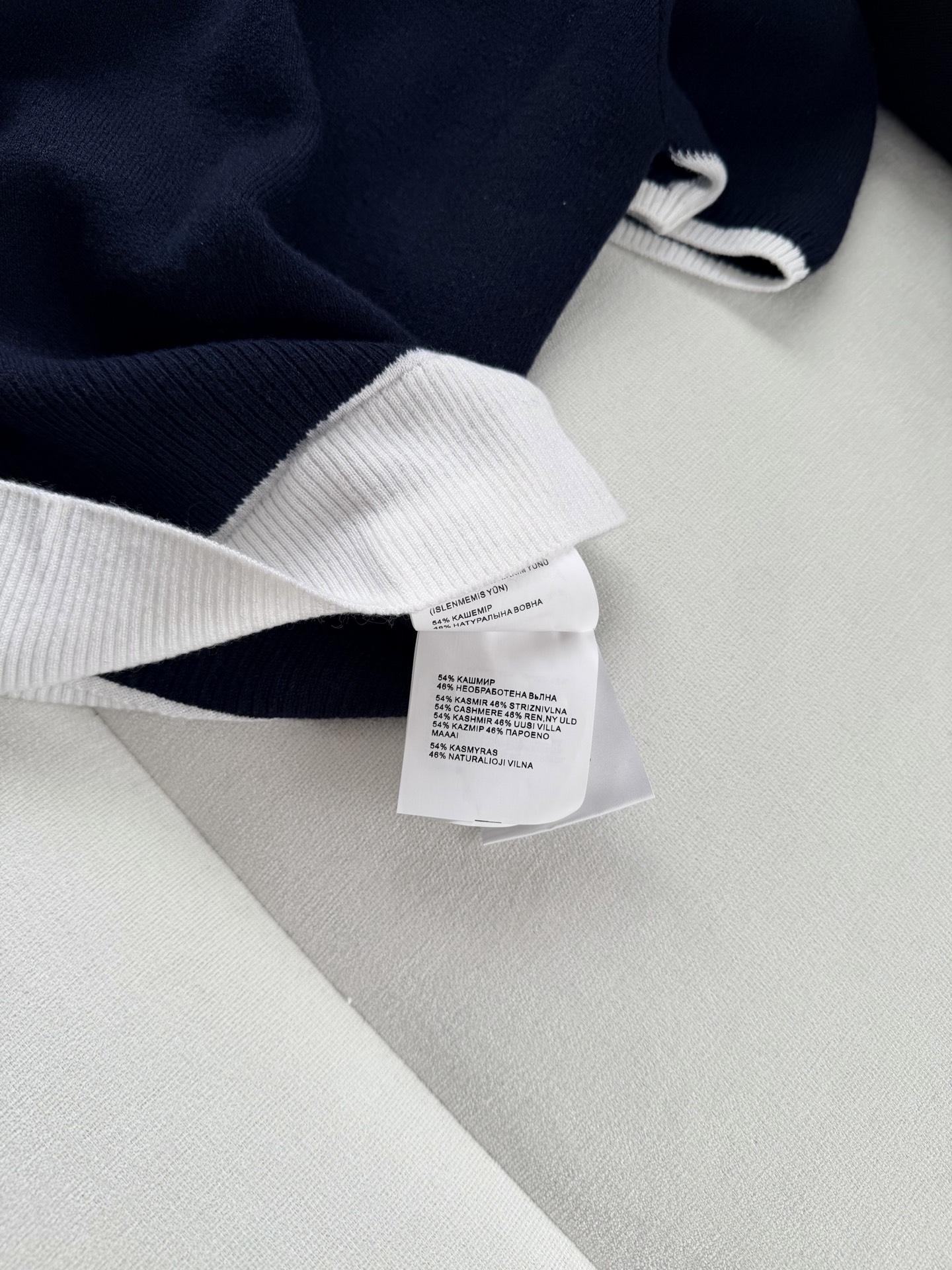 现货‼️‼️/撞色圆领针织衫✨蓝拼白色假两件短袖圆领针织上衣，配色很乖又秀气的感觉，羊绒羊毛混纺纱线，面