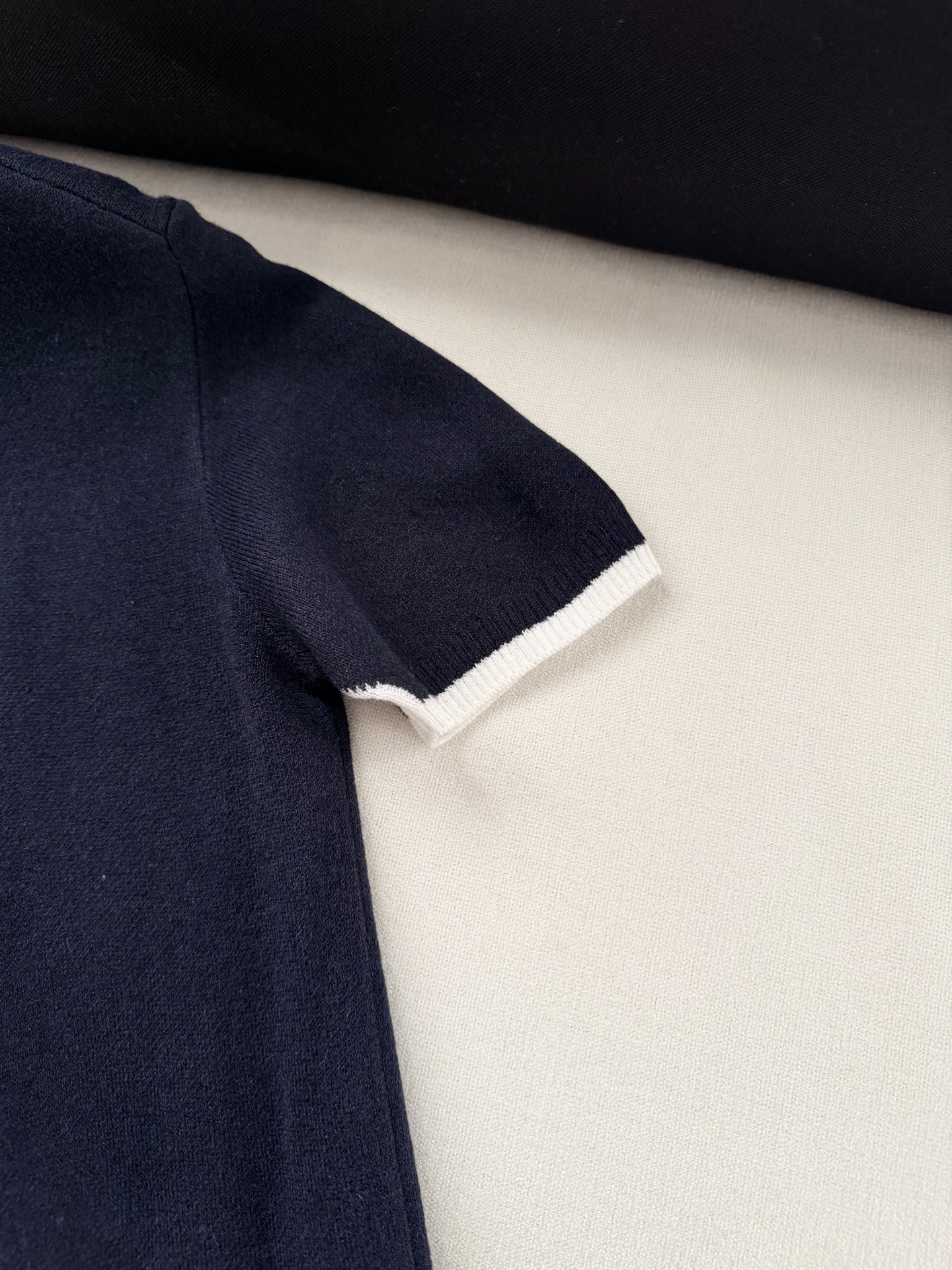 现货‼️‼️/撞色圆领针织衫✨蓝拼白色假两件短袖圆领针织上衣，配色很乖又秀气的感觉，羊绒羊毛混纺纱线，面