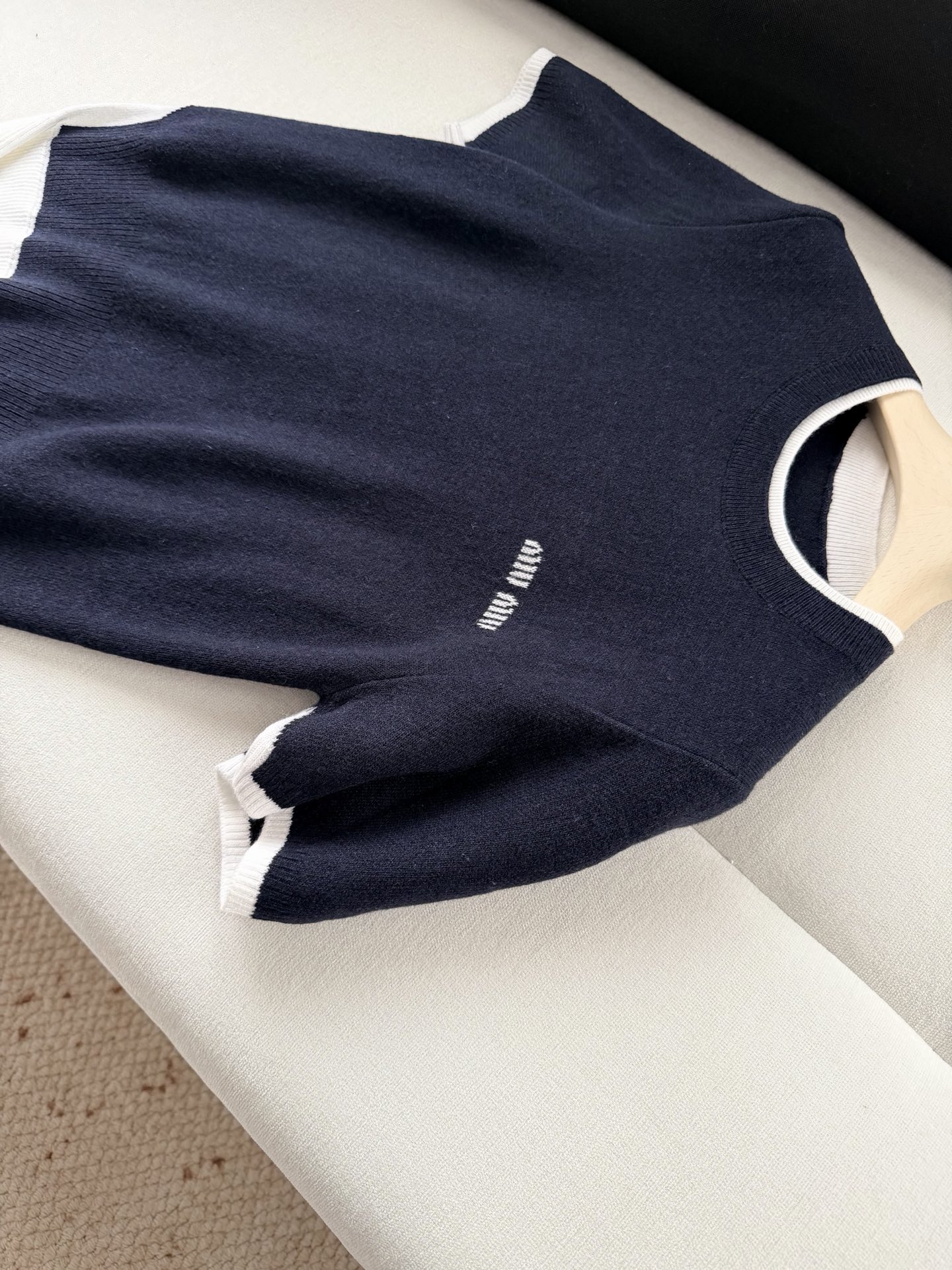 现货‼️‼️/撞色圆领针织衫✨蓝拼白色假两件短袖圆领针织上衣，配色很乖又秀气的感觉，羊绒羊毛混纺纱线，面