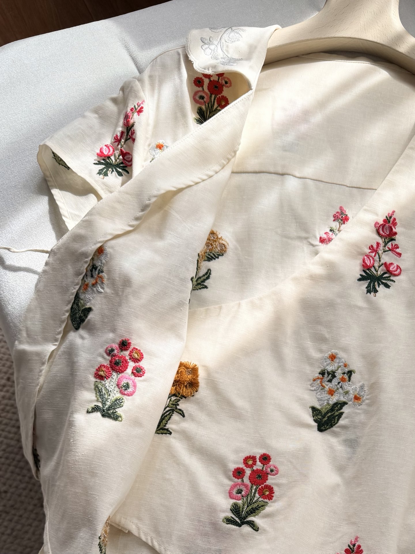 现货‼️‼️/重工绣花上衣✨全幅立体刺绣工艺，每一针每一线，都是匠心的凝聚，图案栩栩如生，层次感十足，触