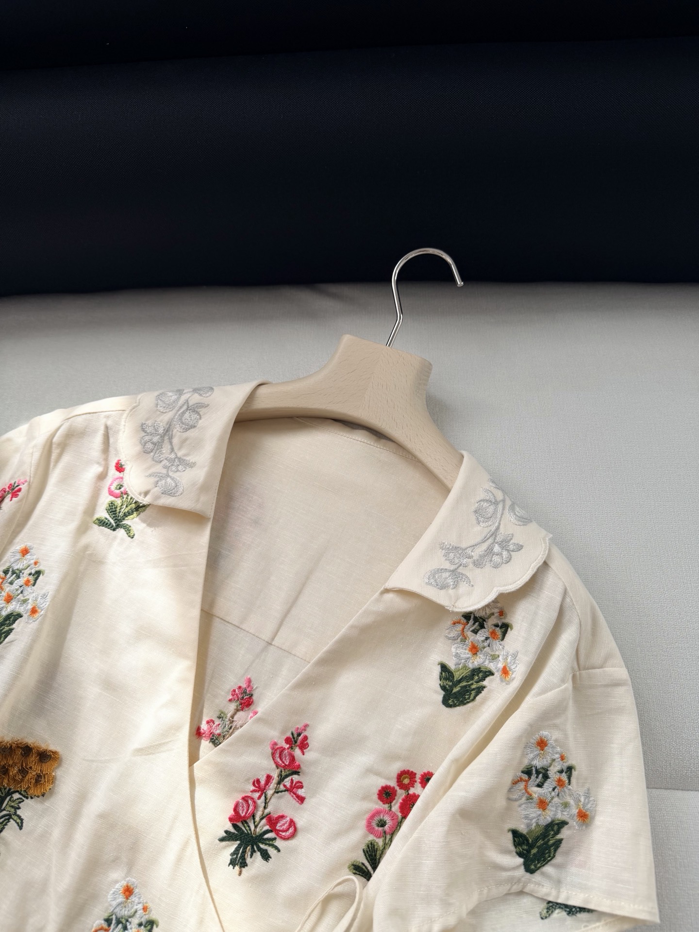 现货‼️‼️/重工绣花上衣✨全幅立体刺绣工艺，每一针每一线，都是匠心的凝聚，图案栩栩如生，层次感十足，触