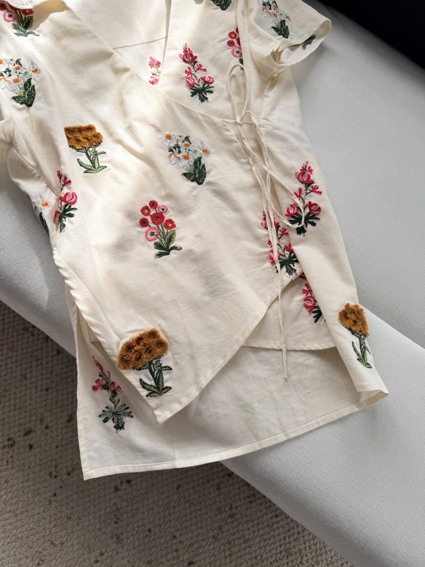 现货‼️‼️/重工绣花上衣✨全幅立体刺绣工艺，每一针每一线，都是匠心的凝聚，图案栩栩如生，层次感十足，触