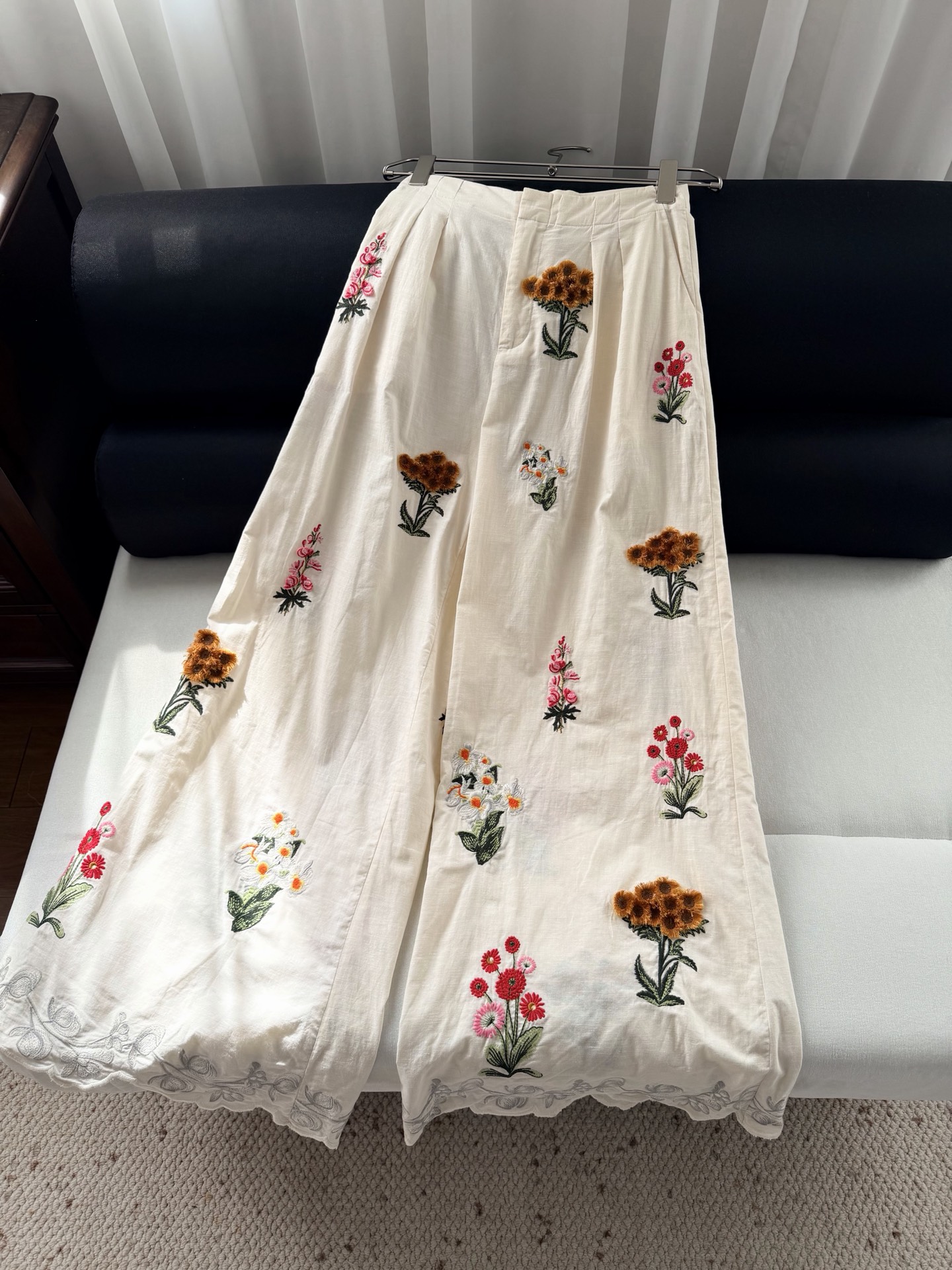 现货‼️‼️/重工绣花阔腿裤✨全幅立体刺绣工艺，每一针每一线，都是匠心的凝聚，图案栩栩如生，层次感十足，