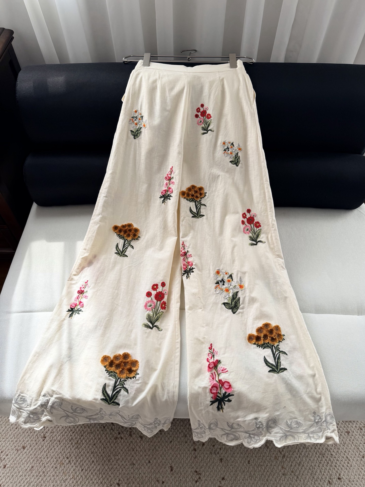 现货‼️‼️/重工绣花阔腿裤✨全幅立体刺绣工艺，每一针每一线，都是匠心的凝聚，图案栩栩如生，层次感十足，
