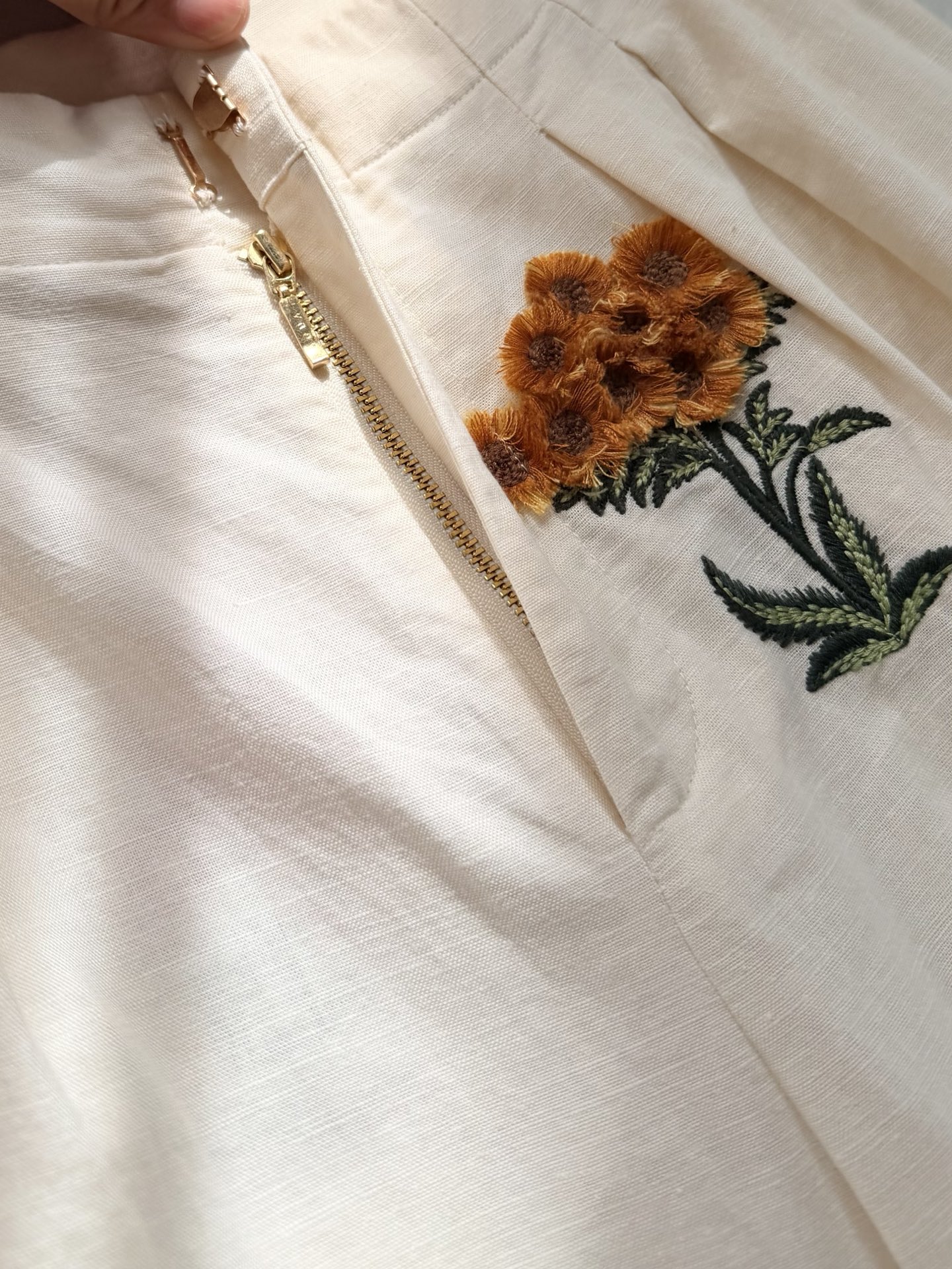 现货‼️‼️/重工绣花阔腿裤✨全幅立体刺绣工艺，每一针每一线，都是匠心的凝聚，图案栩栩如生，层次感十足，