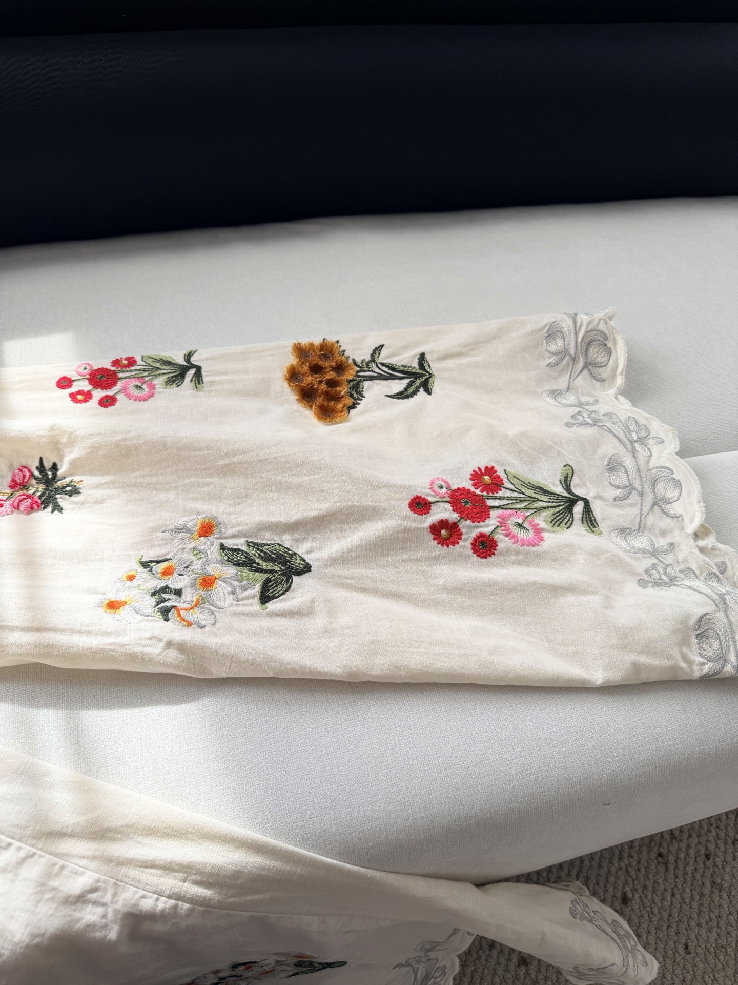 现货‼️‼️/重工绣花阔腿裤✨全幅立体刺绣工艺，每一针每一线，都是匠心的凝聚，图案栩栩如生，层次感十足，