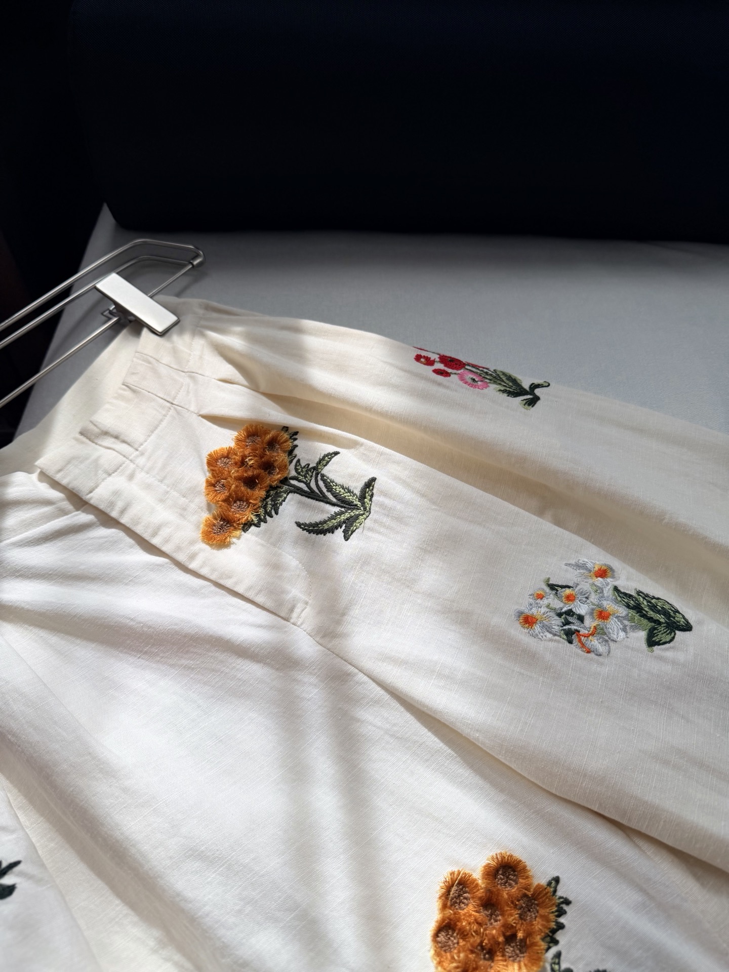 现货‼️‼️/重工绣花阔腿裤✨全幅立体刺绣工艺，每一针每一线，都是匠心的凝聚，图案栩栩如生，层次感十足，