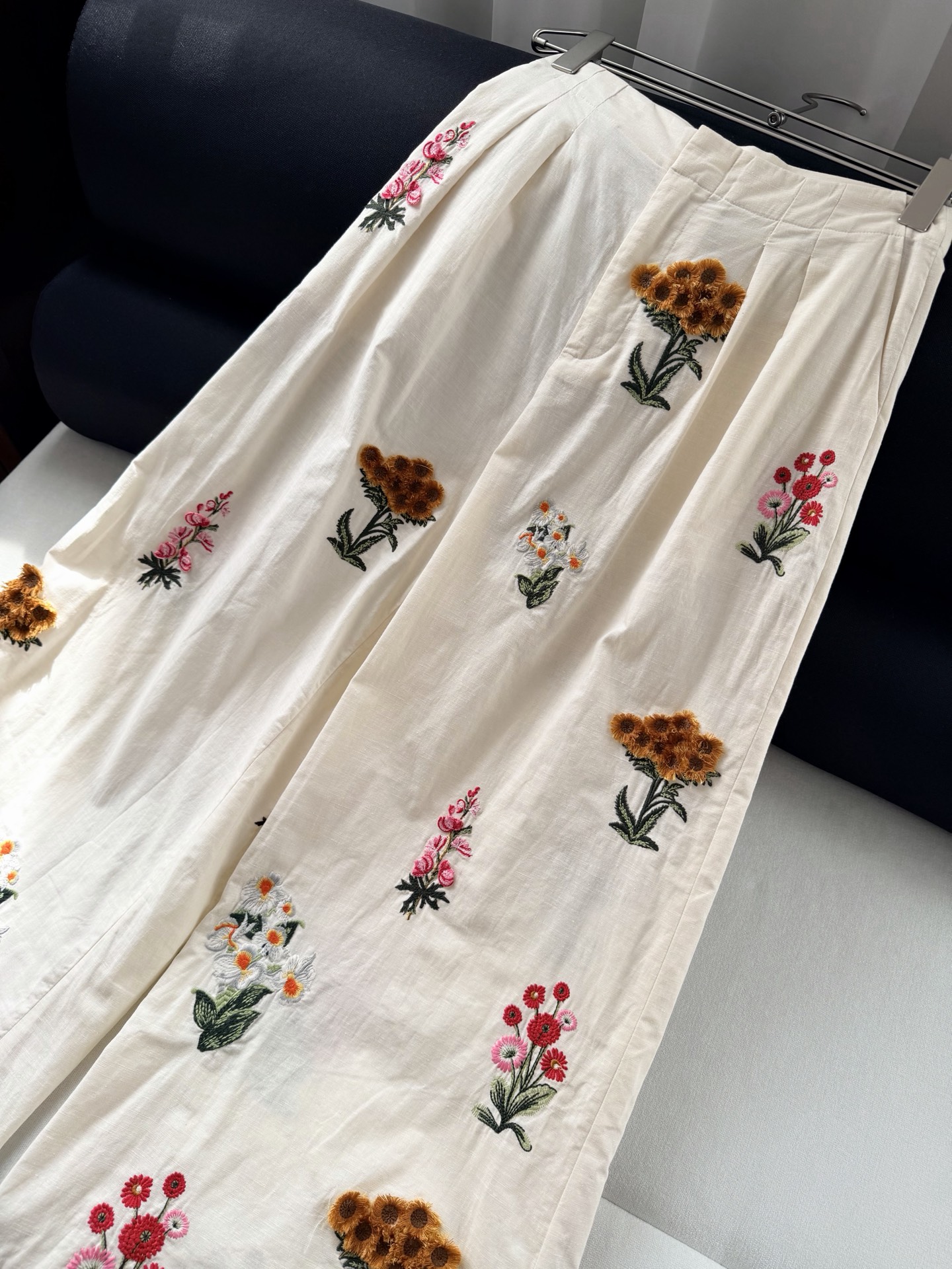 现货‼️‼️/重工绣花阔腿裤✨全幅立体刺绣工艺，每一针每一线，都是匠心的凝聚，图案栩栩如生，层次感十足，