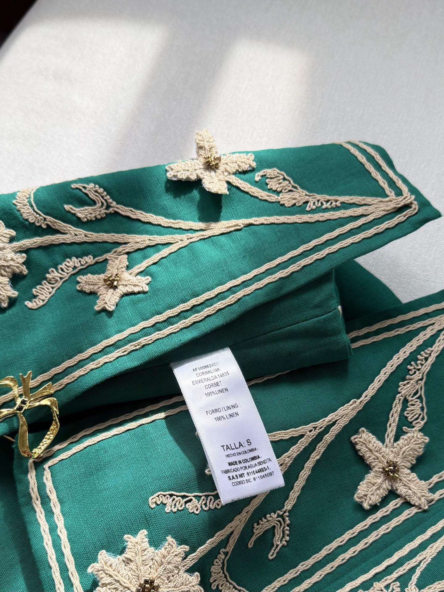 现货‼️‼️/手工马甲✨向野性的花朵之美致敬，手摇立体刺绣层层叠叠的花朵、手工钉珠花蕊，生命的律动，实物