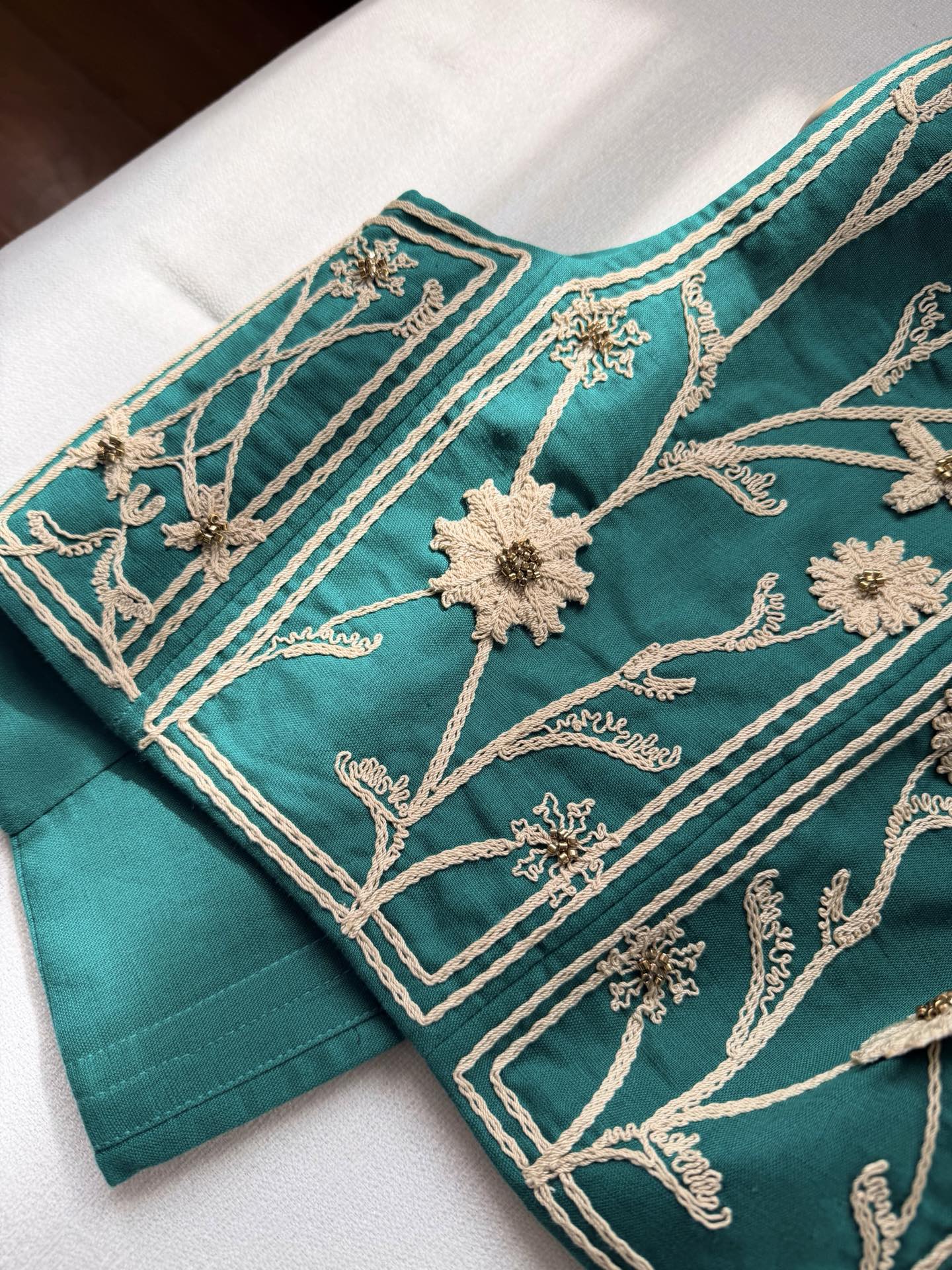 现货‼️‼️/手工马甲✨向野性的花朵之美致敬，手摇立体刺绣层层叠叠的花朵、手工钉珠花蕊，生命的律动，实物