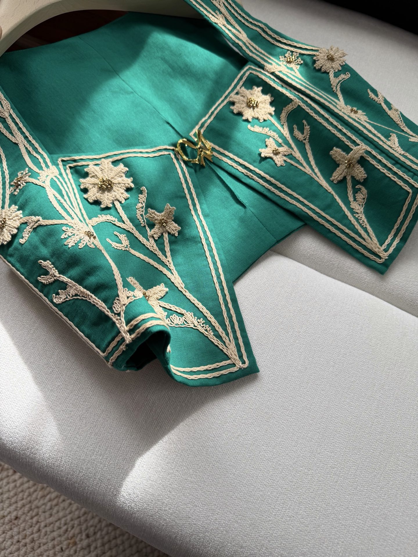 现货‼️‼️/手工马甲✨向野性的花朵之美致敬，手摇立体刺绣层层叠叠的花朵、手工钉珠花蕊，生命的律动，实物