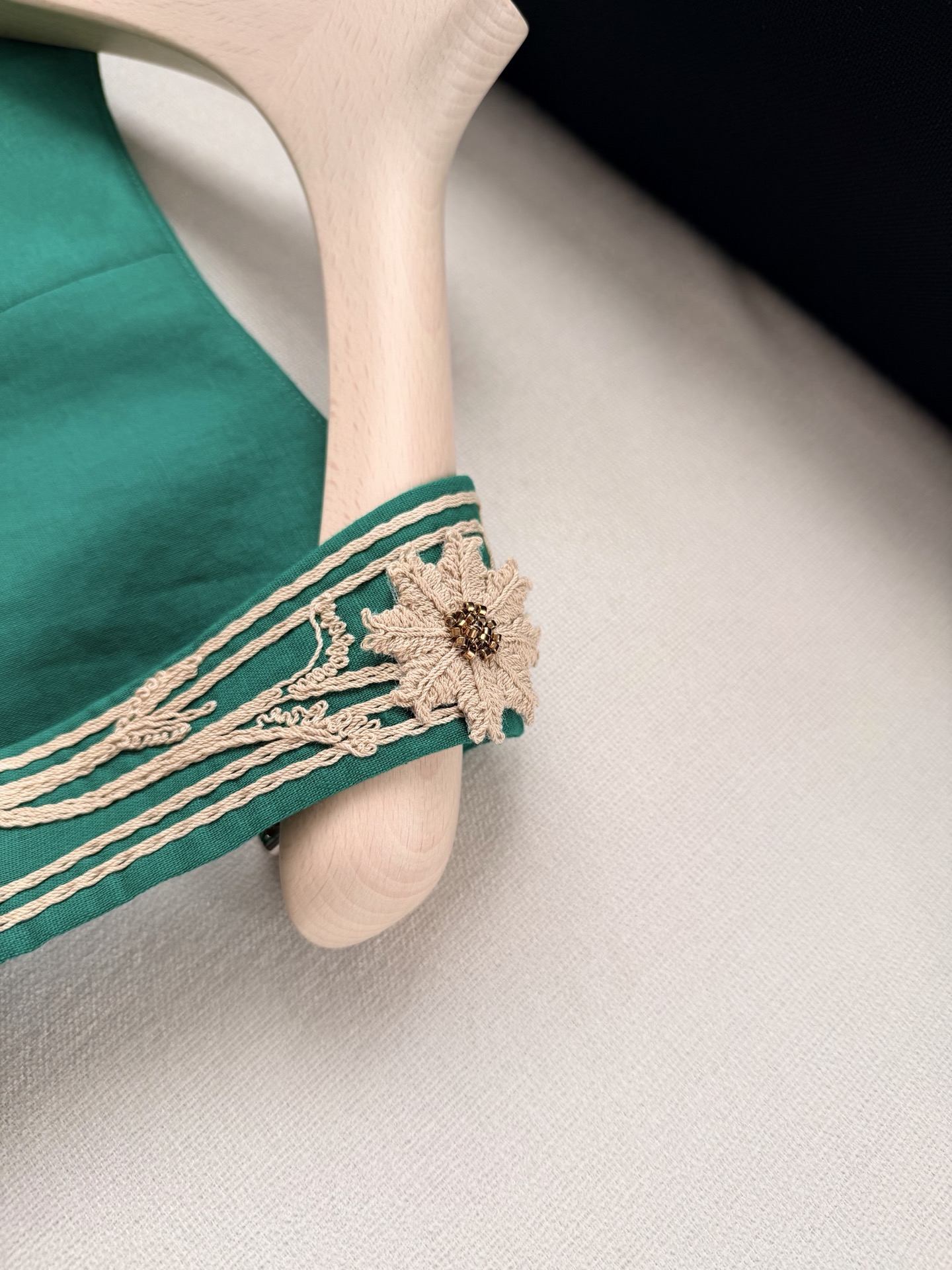 现货‼️‼️/手工马甲✨向野性的花朵之美致敬，手摇立体刺绣层层叠叠的花朵、手工钉珠花蕊，生命的律动，实物