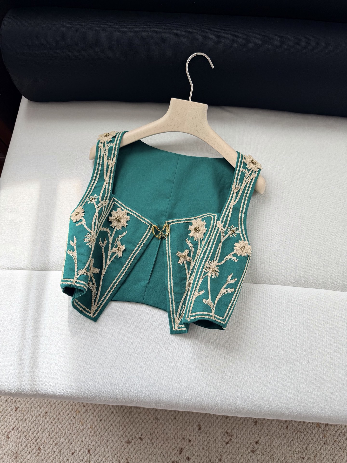 现货‼️‼️/手工马甲✨向野性的花朵之美致敬，手摇立体刺绣层层叠叠的花朵、手工钉珠花蕊，生命的律动，实物