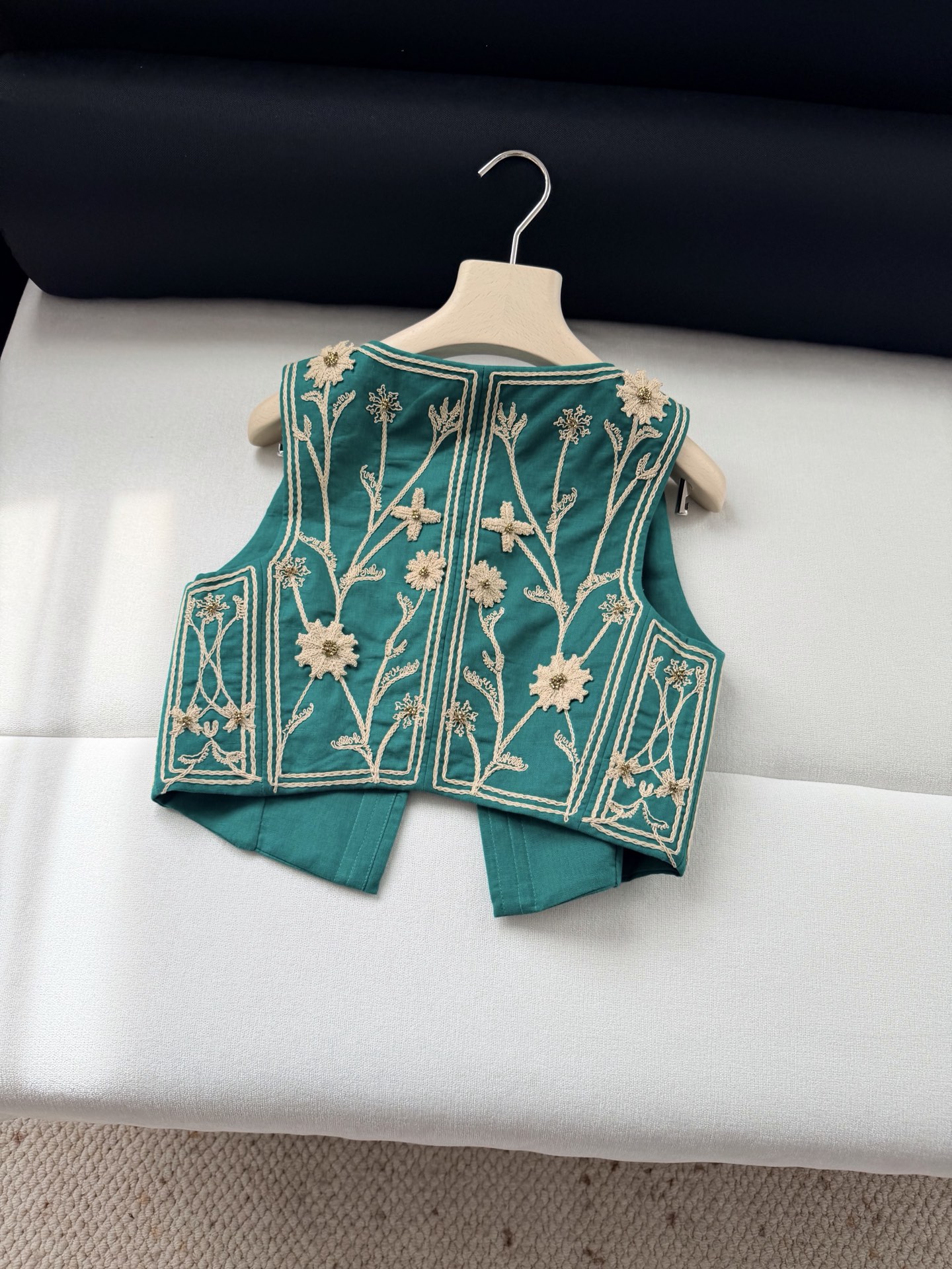 现货‼️‼️/手工马甲✨向野性的花朵之美致敬，手摇立体刺绣层层叠叠的花朵、手工钉珠花蕊，生命的律动，实物