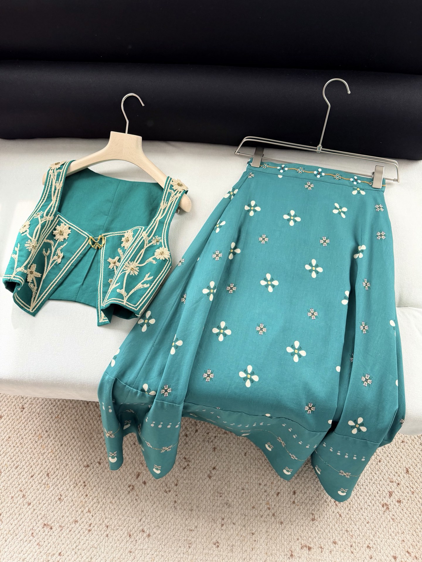 现货‼️‼️/手工马甲✨向野性的花朵之美致敬，手摇立体刺绣层层叠叠的花朵、手工钉珠花蕊，生命的律动，实物