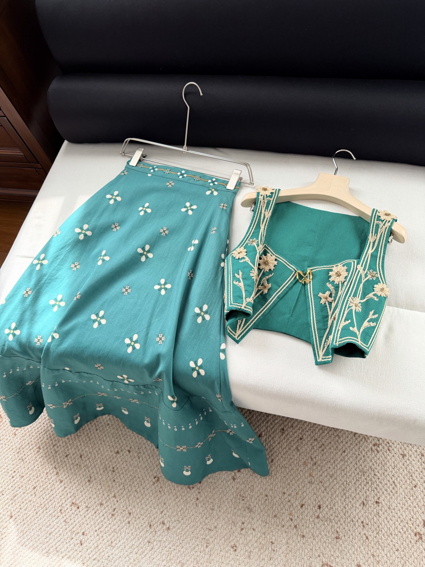 现货‼️‼️/宝石绿半裙✨向野性的花朵之美致敬，腰间手摇刺绣层叠花朵钉珠，生命的律动，实物太惊喜了，满满