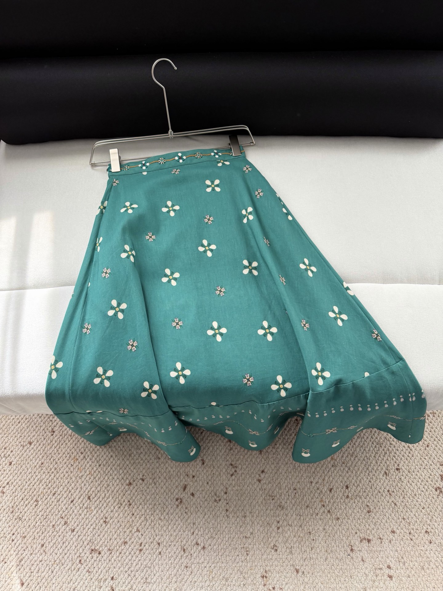 现货‼️‼️/宝石绿半裙✨向野性的花朵之美致敬，腰间手摇刺绣层叠花朵钉珠，生命的律动，实物太惊喜了，满满