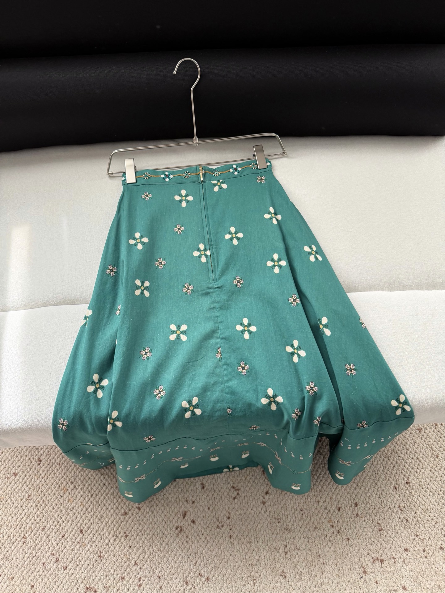 现货‼️‼️/宝石绿半裙✨向野性的花朵之美致敬，腰间手摇刺绣层叠花朵钉珠，生命的律动，实物太惊喜了，满满