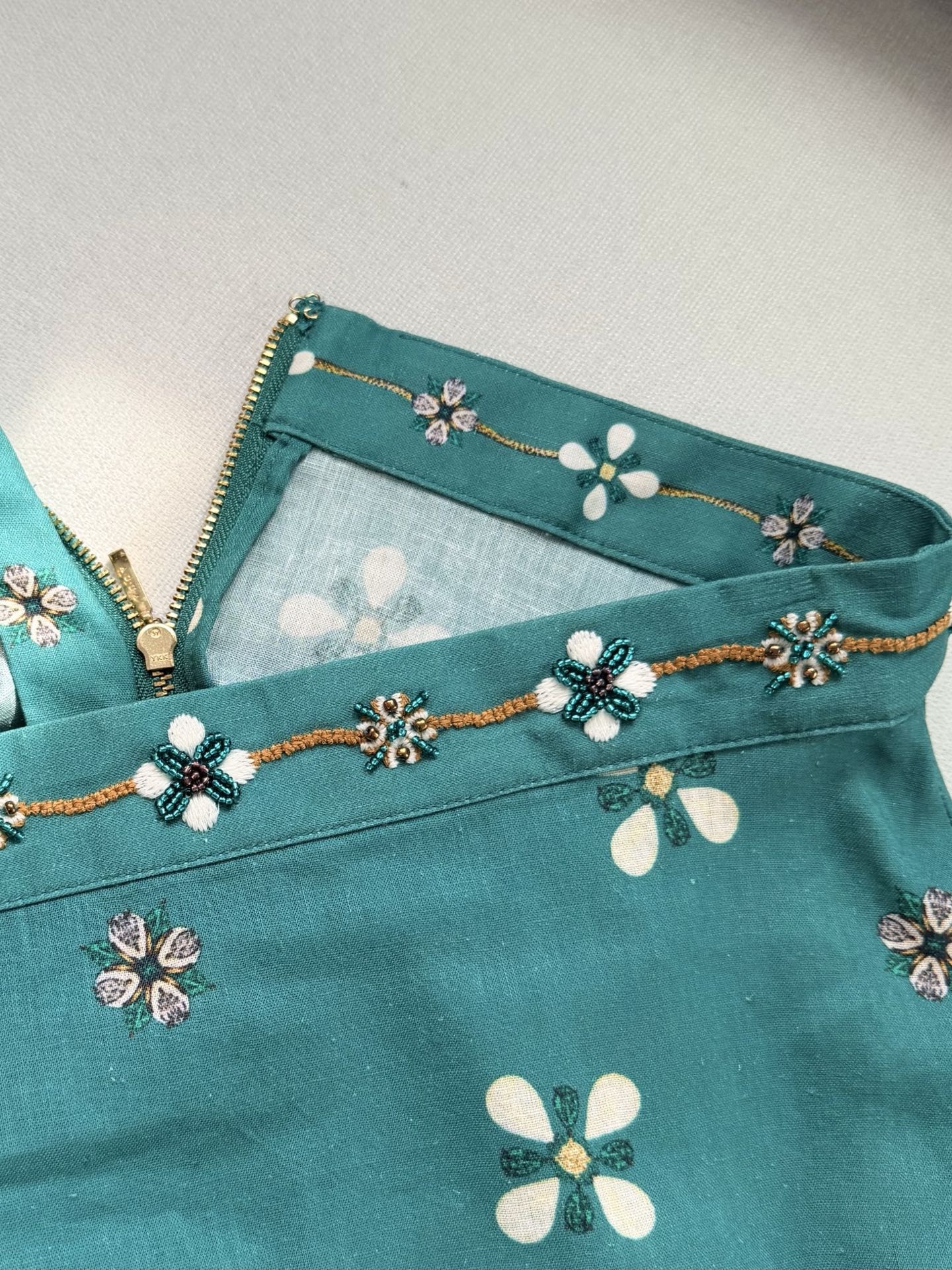 现货‼️‼️/宝石绿半裙✨向野性的花朵之美致敬，腰间手摇刺绣层叠花朵钉珠，生命的律动，实物太惊喜了，满满